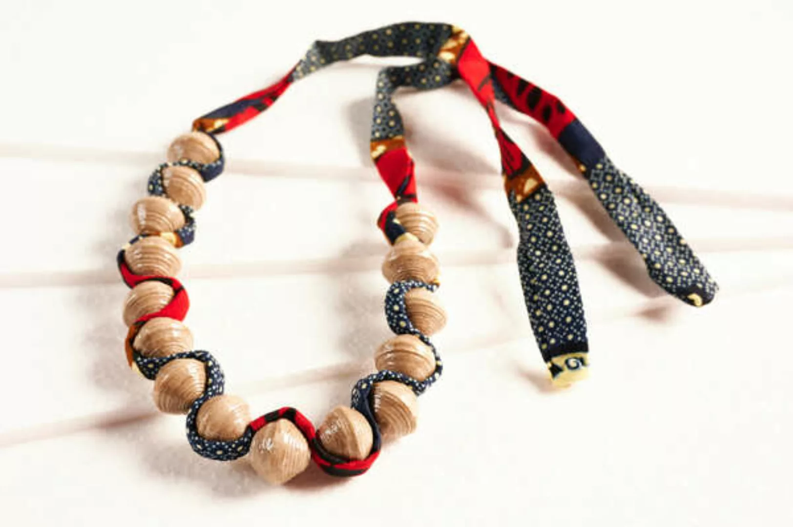 Halskette Aus Großen, Runden Papierperlen Mit Afrikanischem Stoffband "Song günstig online kaufen