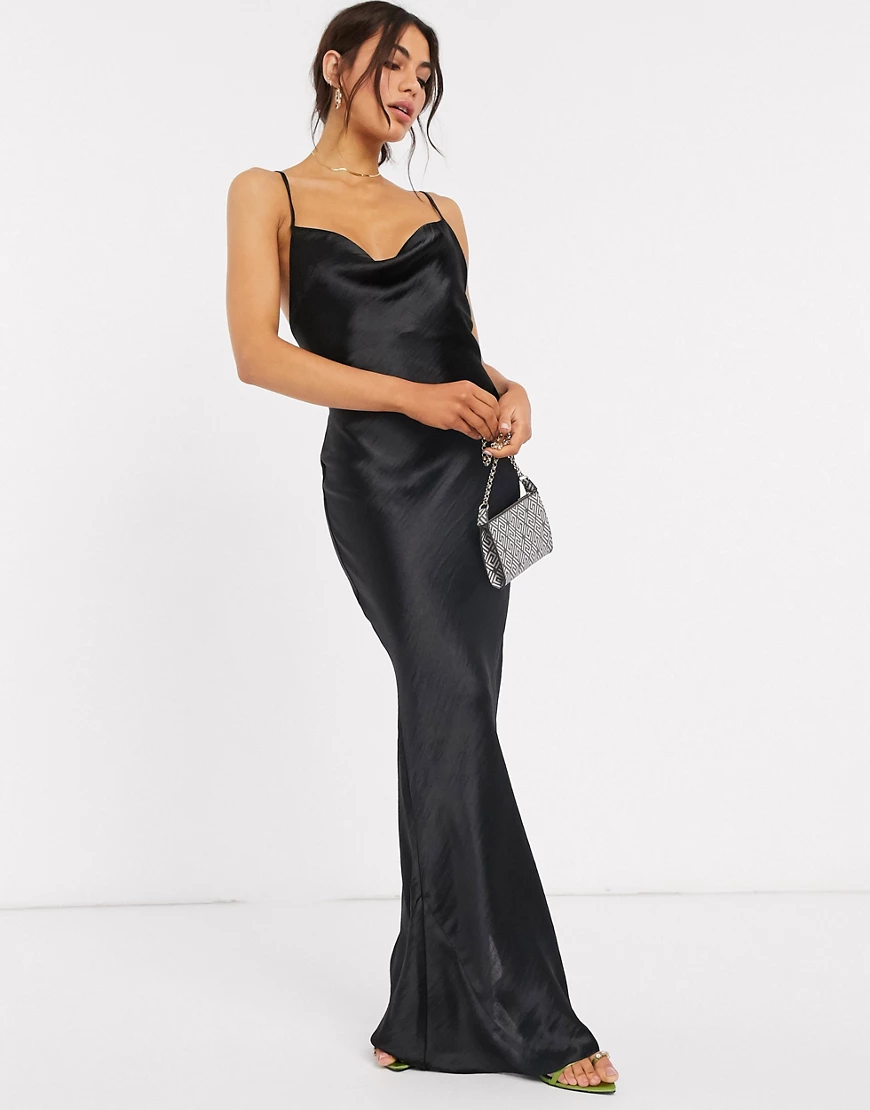 ASOS DESIGN – Maxi-Schlupfkleid in Schwarz mit schmalen Trägern aus hochglä günstig online kaufen