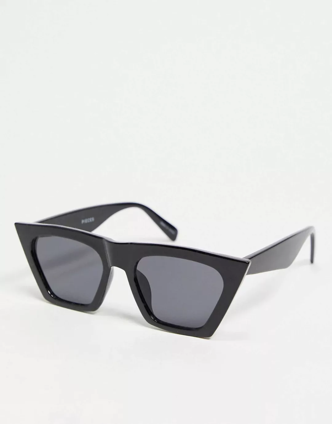 Pieces – Spitze Katzenaugen-Sonnenbrille in Schwarz günstig online kaufen