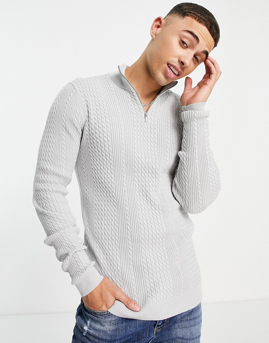 ASOS DESIGN – Leichter Strickpullover in Grau mit Zopfmuster und kurzem Rei günstig online kaufen