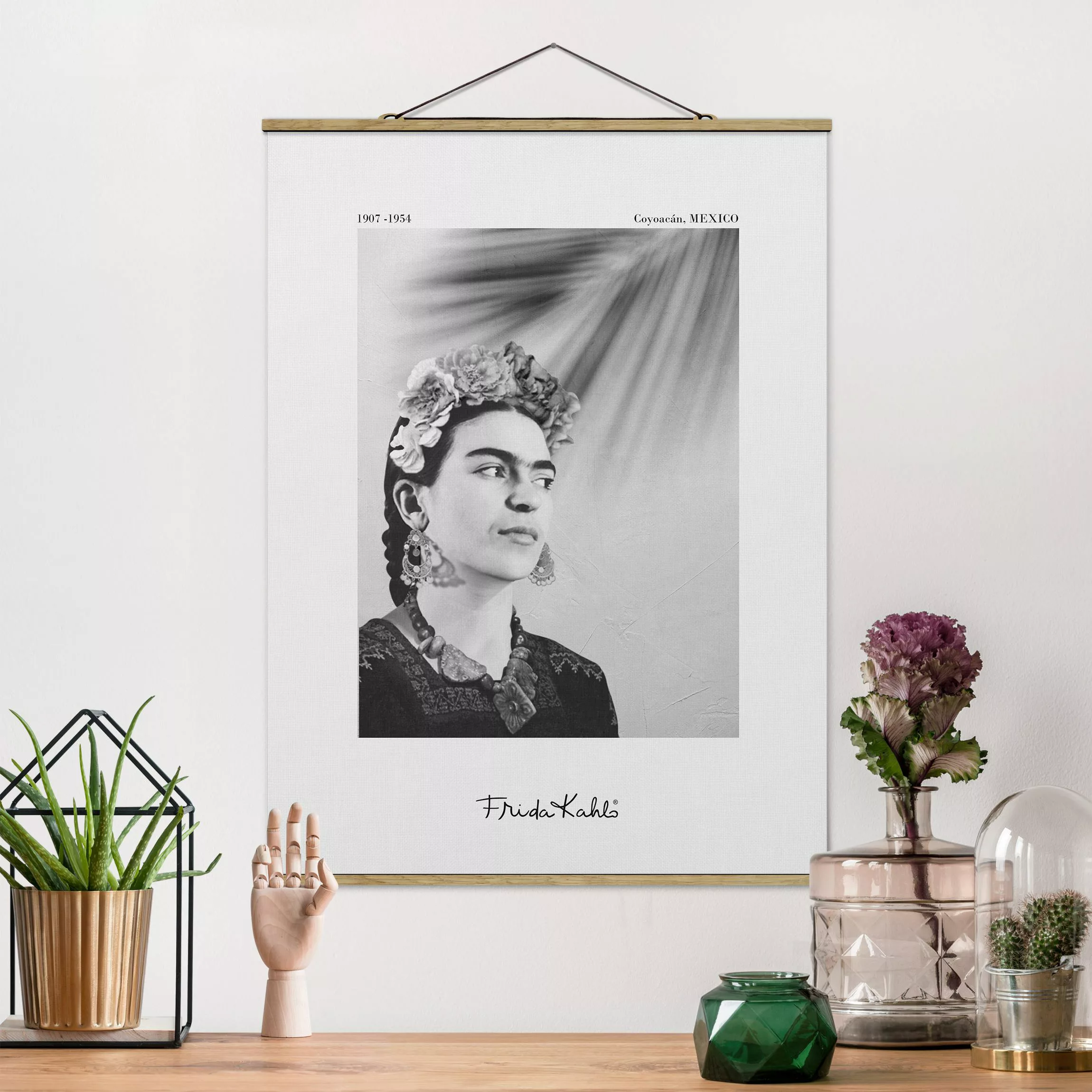 Stoffbild mit Posterleisten Frida Kahlo Portrait mit Schmuck günstig online kaufen