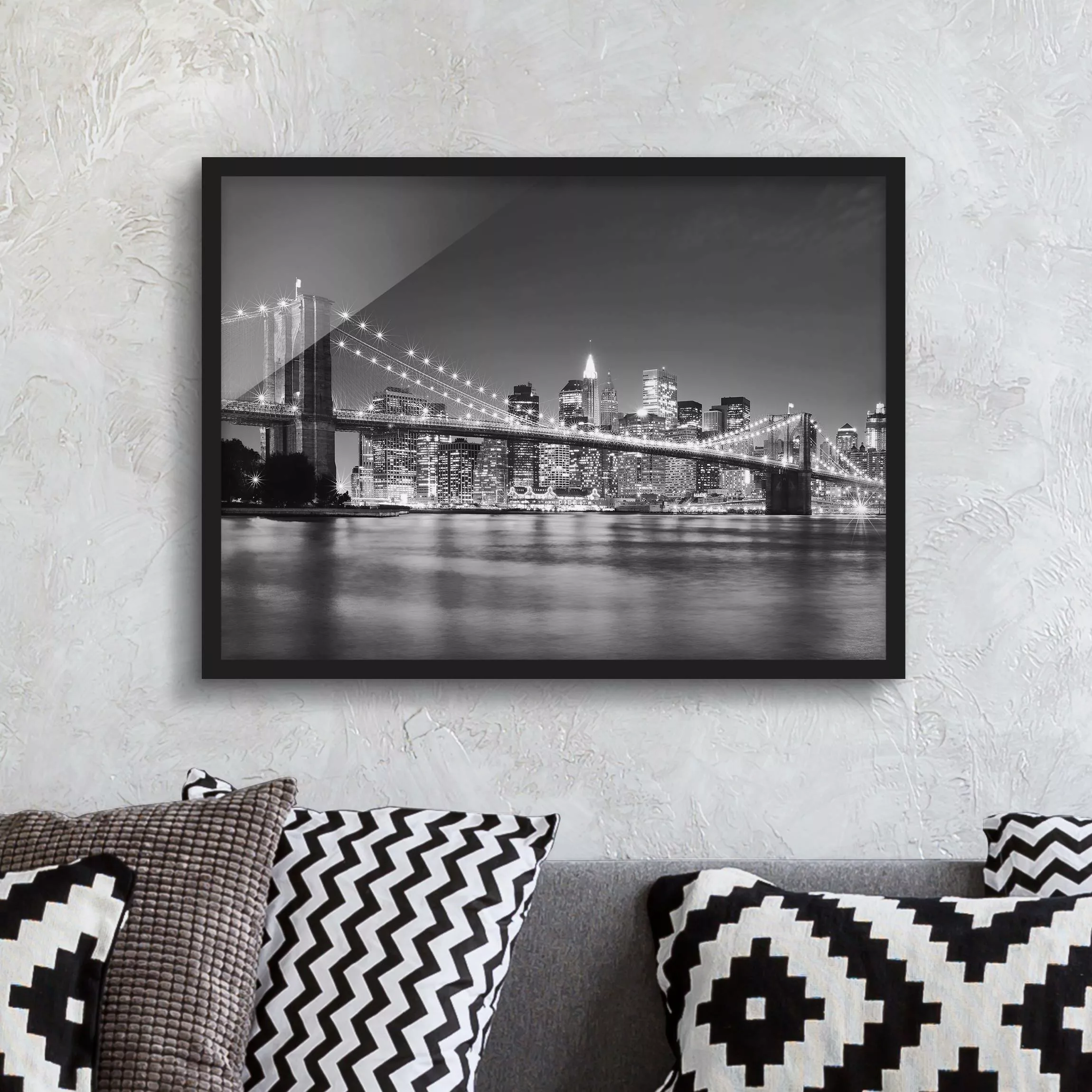 Bild mit Rahmen Architektur & Skyline - Querformat Nighttime Manhattan Brid günstig online kaufen