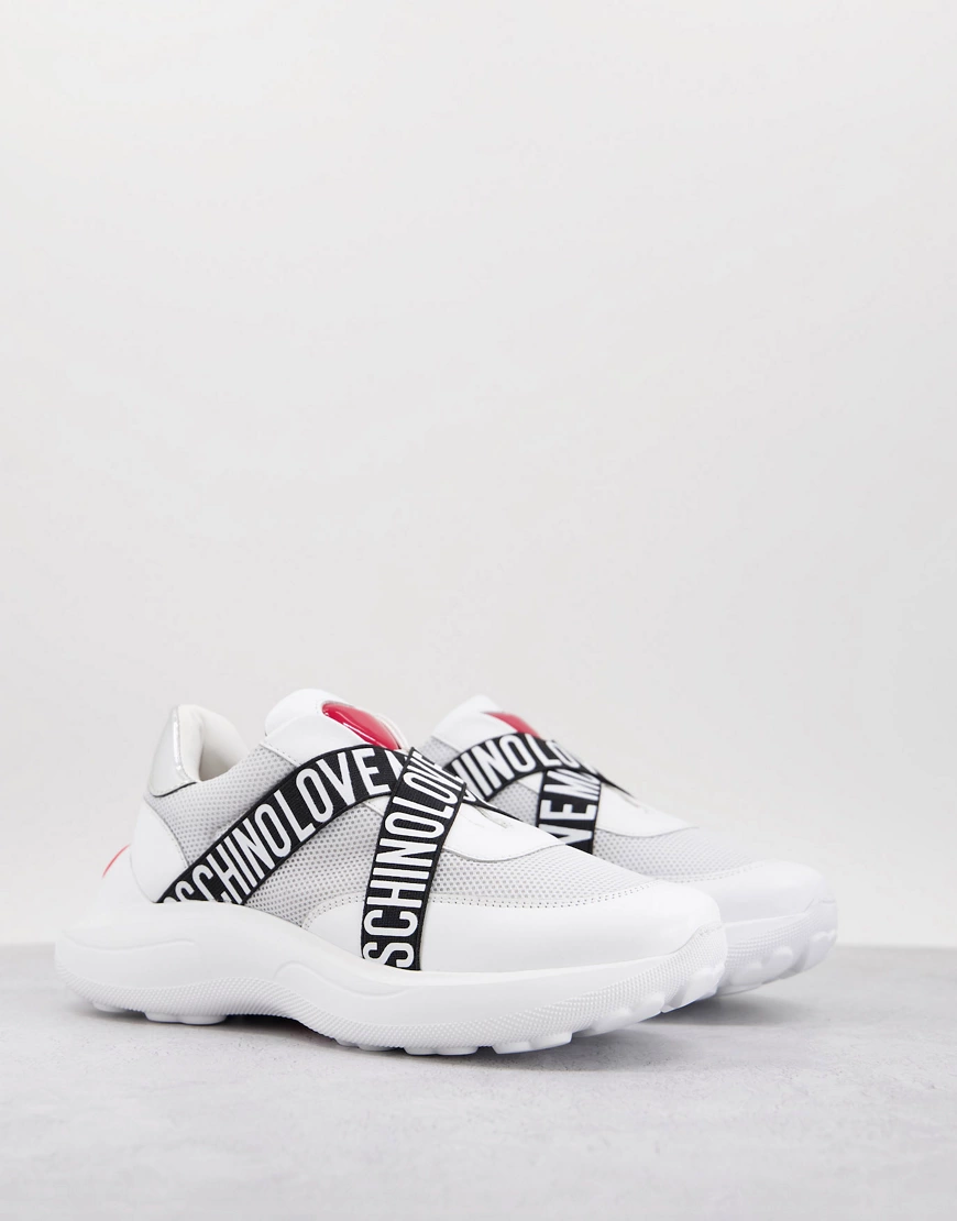 Love Moschino – Lauf-Sneaker in Perlmuttweiß/Weiß/Silber mit Logoband-Bunt günstig online kaufen