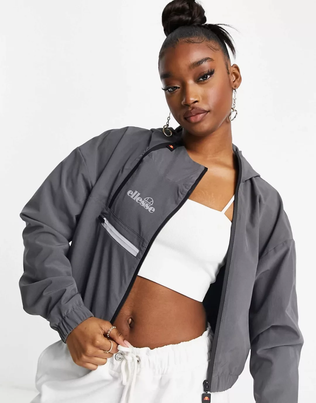ellesse – Kurze Jacke mit reflektierendem Logo in Grau günstig online kaufen