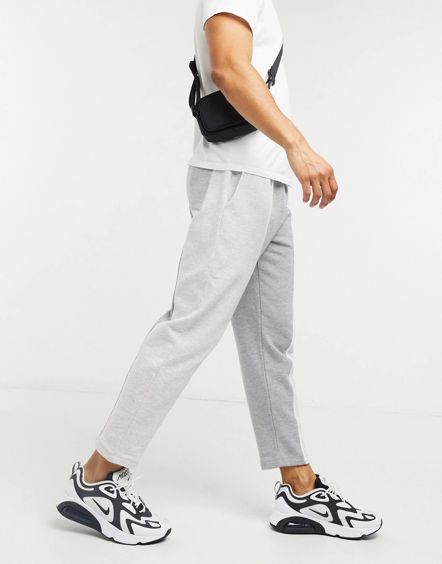 ASOS DESIGN – Schmal zulaufende Jogginghose in tonalem Farbblock-Design-Gra günstig online kaufen