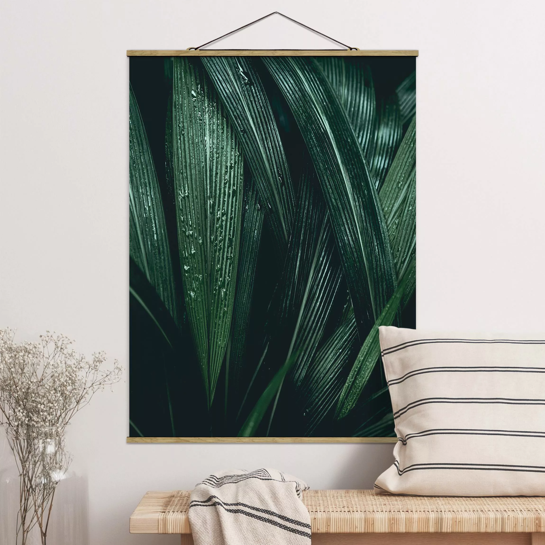 Stoffbild Blumen mit Posterleisten - Hochformat Grüne Palmenblätter günstig online kaufen