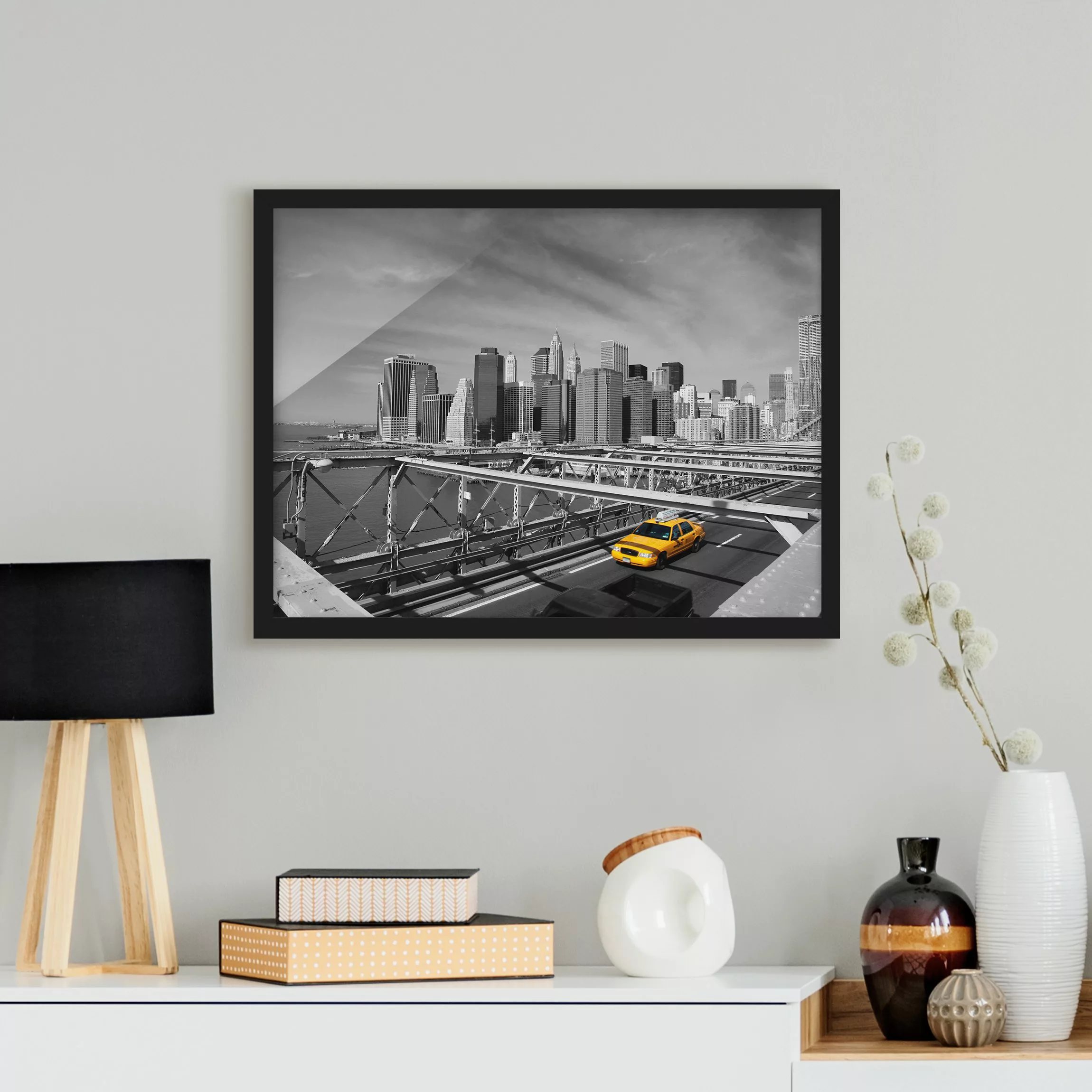 Bild mit Rahmen Architektur & Skyline - Querformat Taxitrip to the other Si günstig online kaufen