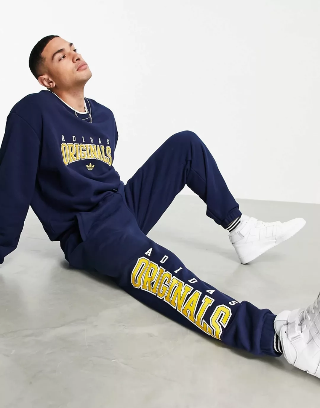 adidas Originals – Retro Revival – Jogginghose in Marineblau mit Logografik günstig online kaufen
