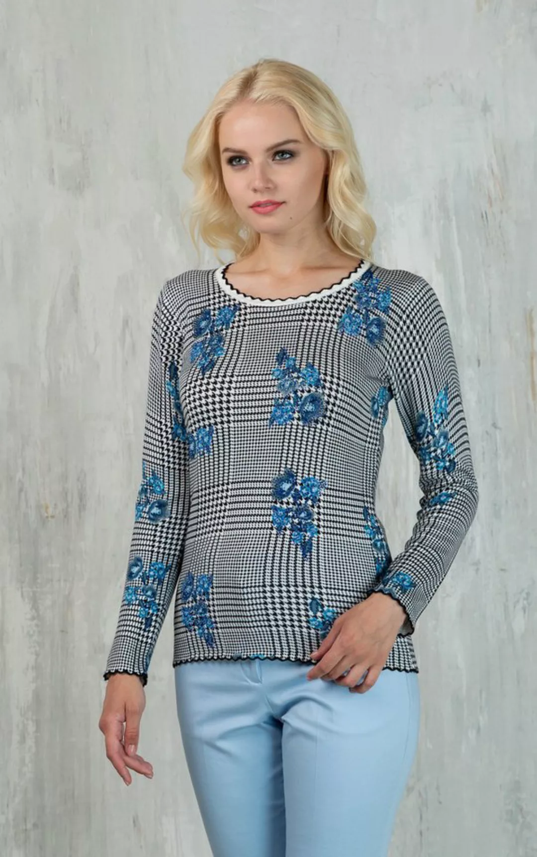 Passioni Strickpullover mit kleinem Karomuster und blauem Blumendruck günstig online kaufen