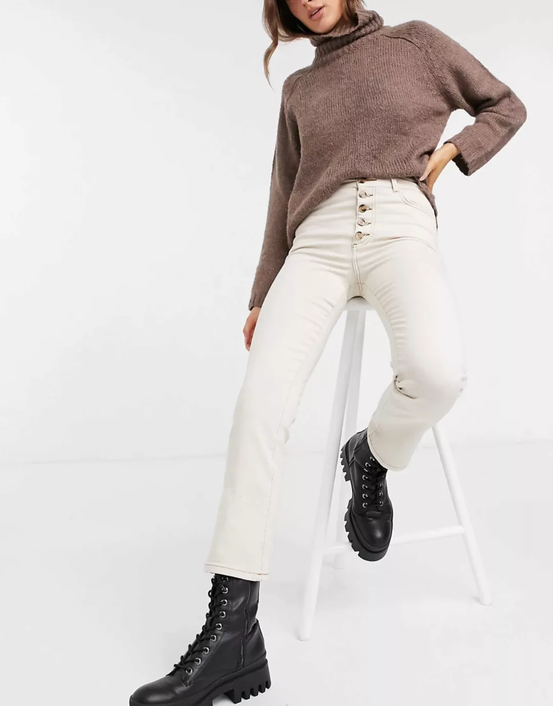 Vero Moda – Jeans mit geradem Schnitt, Knopfdetail und farblich abgesetztem günstig online kaufen