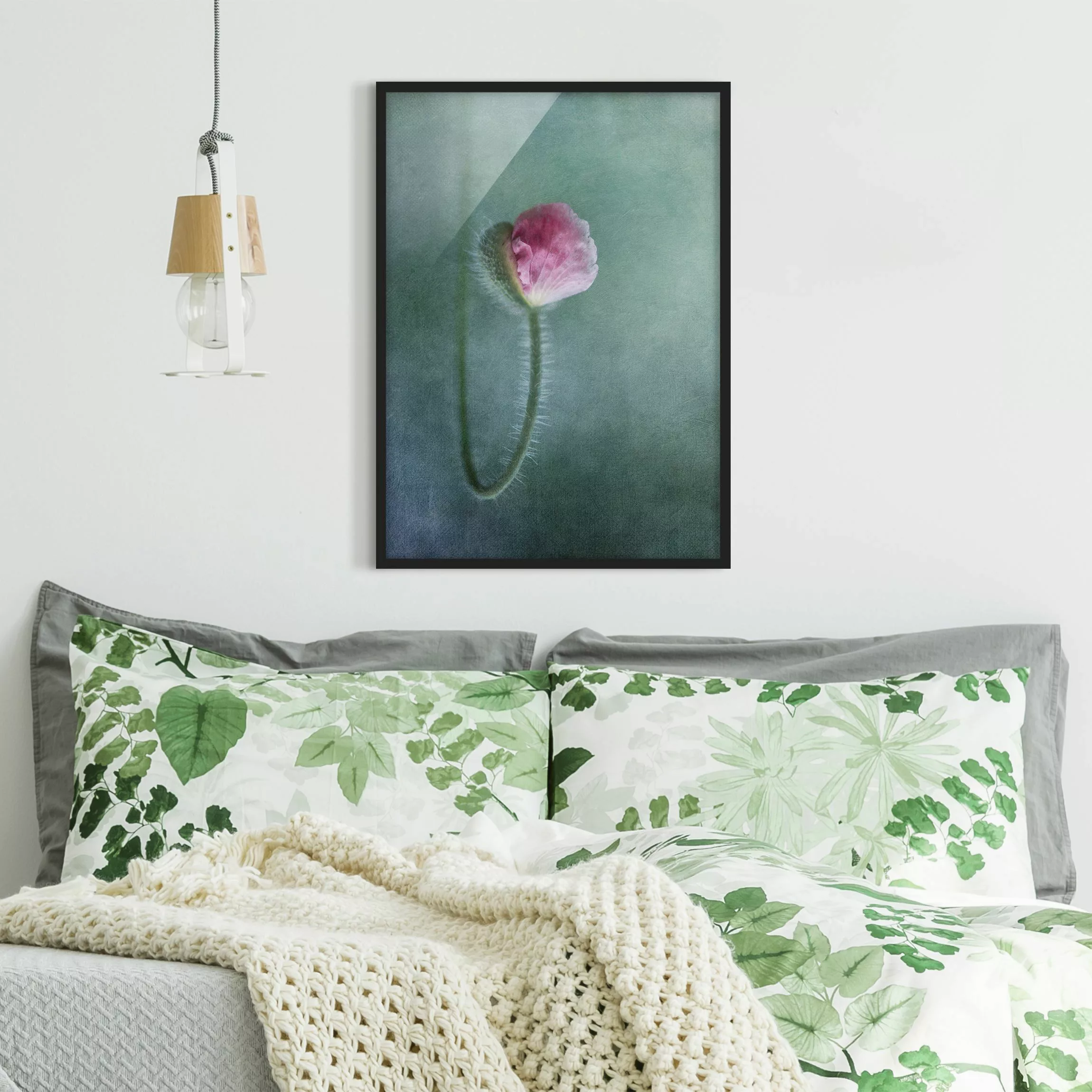 Bild mit Rahmen Blumen - Hochformat Blüte in Rosa günstig online kaufen