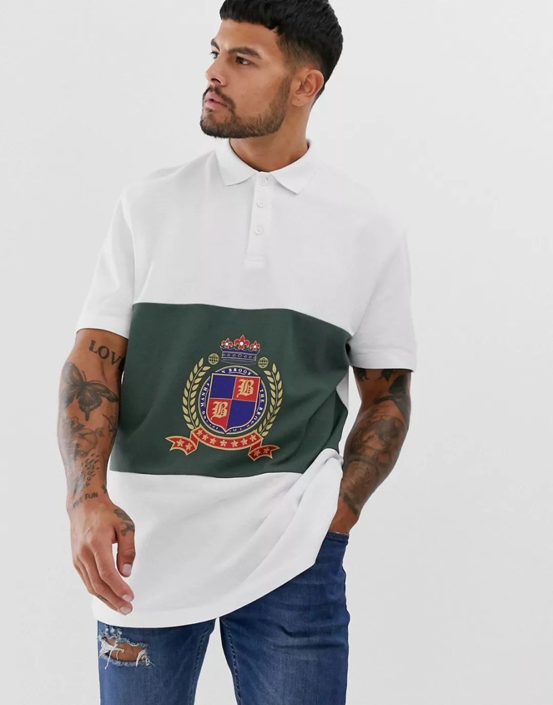 ASOS DESIGN – Legeres Poloshirt mit Farbblockdesign und Emblem-Weiß günstig online kaufen