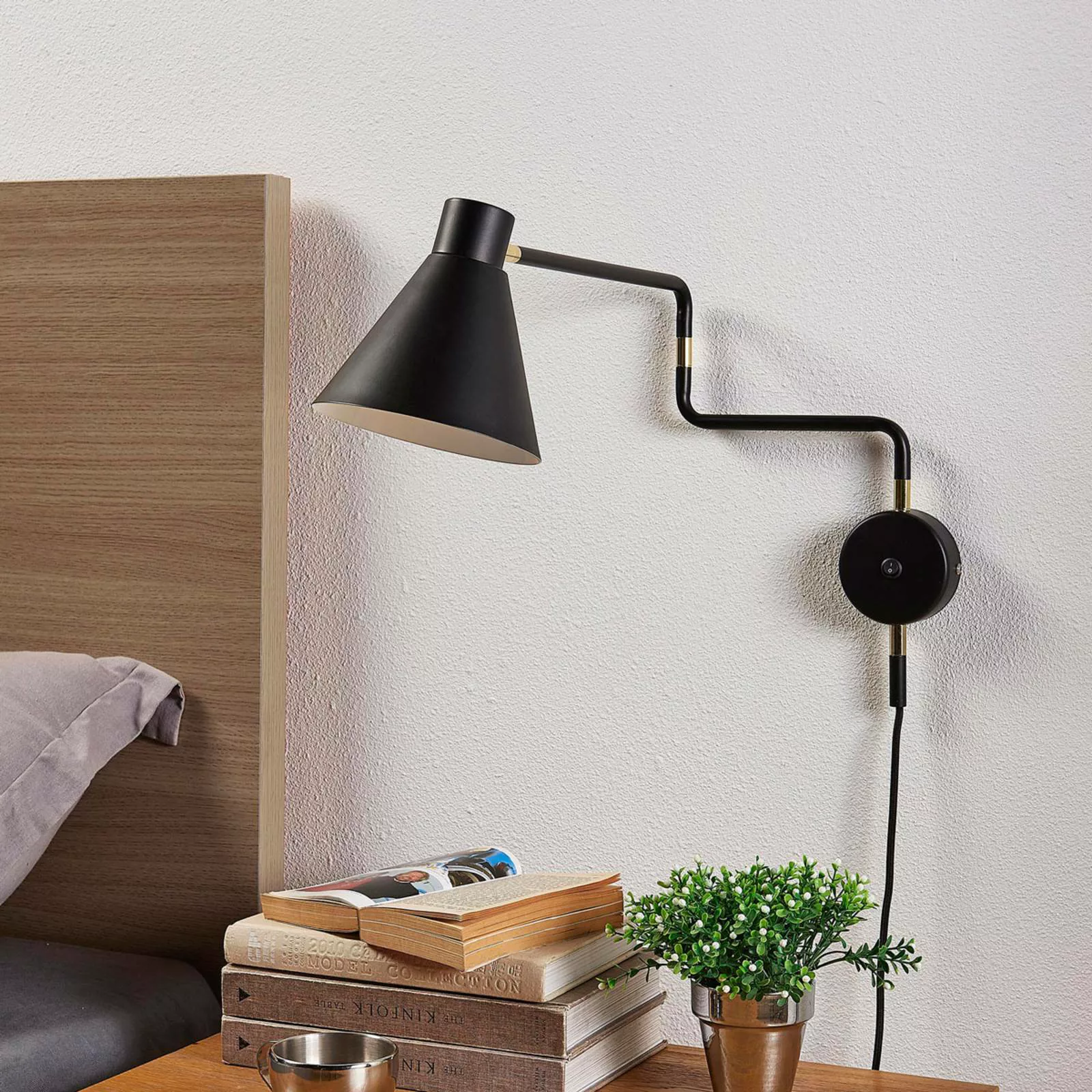 Ausladende Wandlampe Pria in Schwarz günstig online kaufen