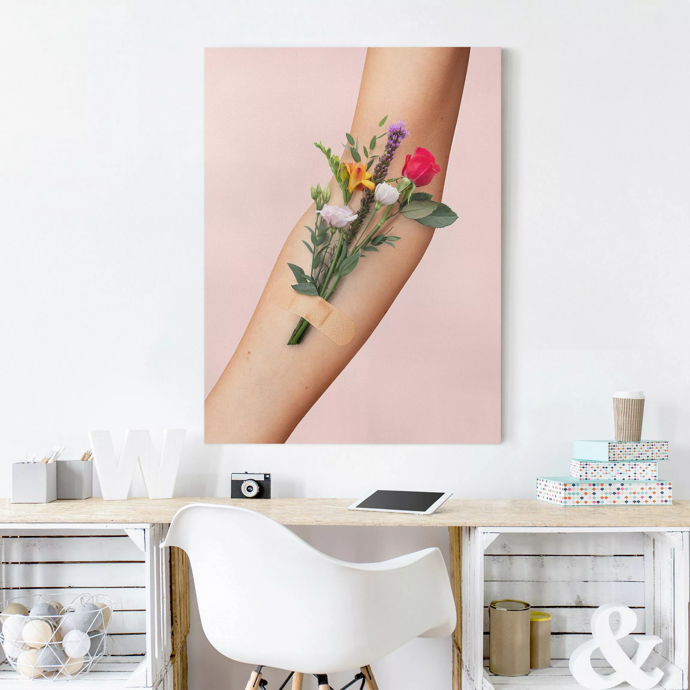 Leinwandbild Arm mit Blumen günstig online kaufen