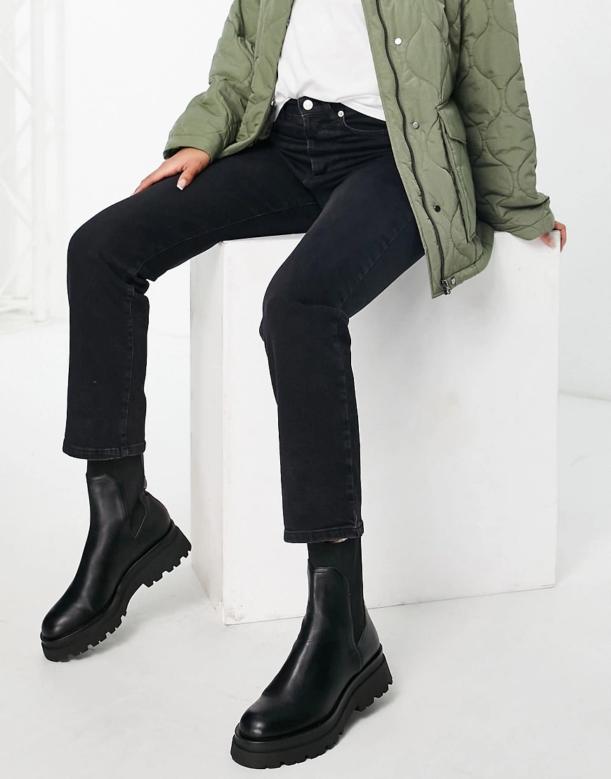 NA-KD – Jeans mit geradem Bein und hohem Bund in Schwarz günstig online kaufen