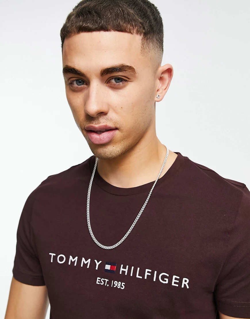 Tommy Hilfiger – T-Shirt mit aufgesticktem Flaggen-Logo in Burgunderrot günstig online kaufen