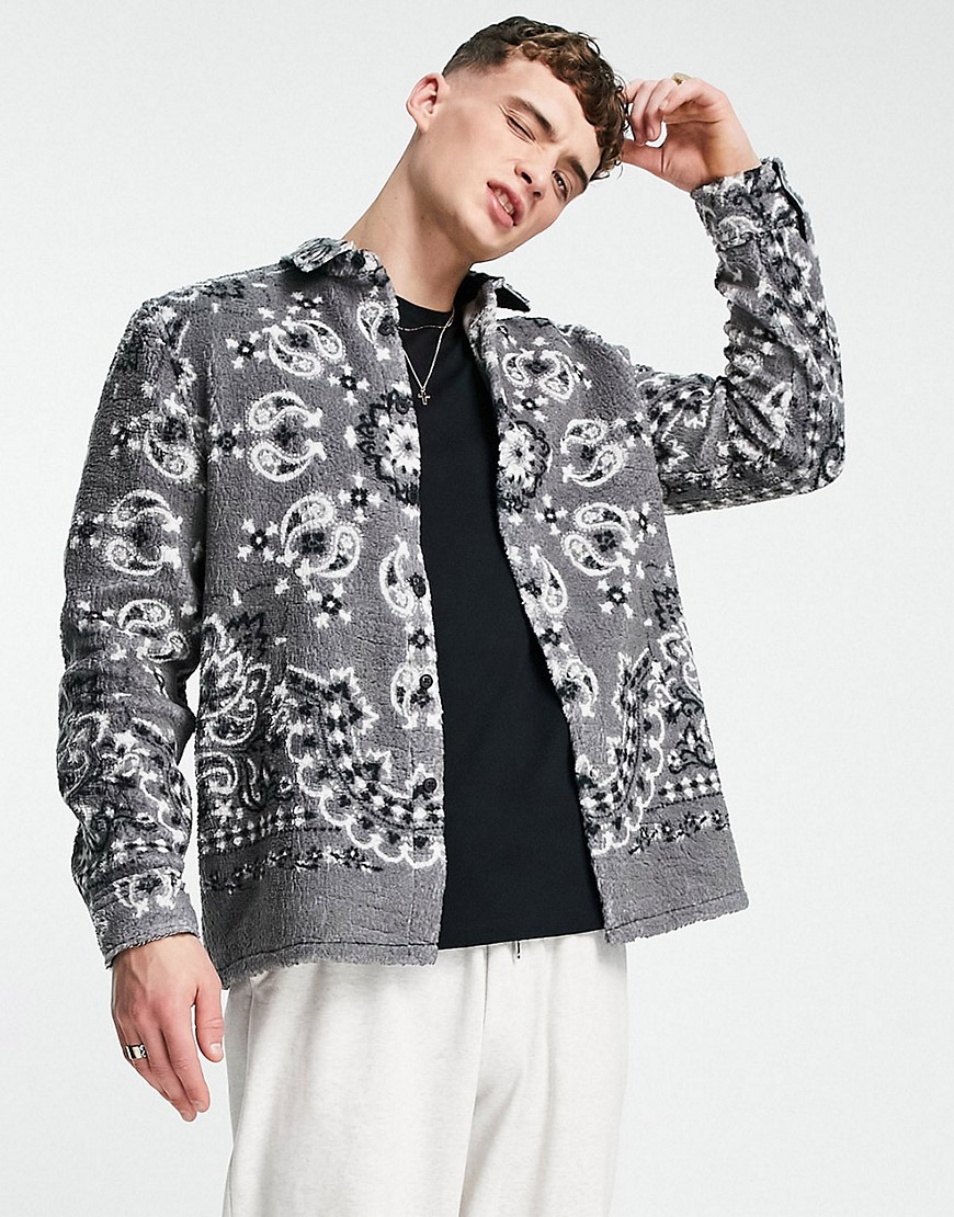 ASOS DESIGN – Hemdjacke aus Teddyfell mit Paisley-Muster-Grau günstig online kaufen