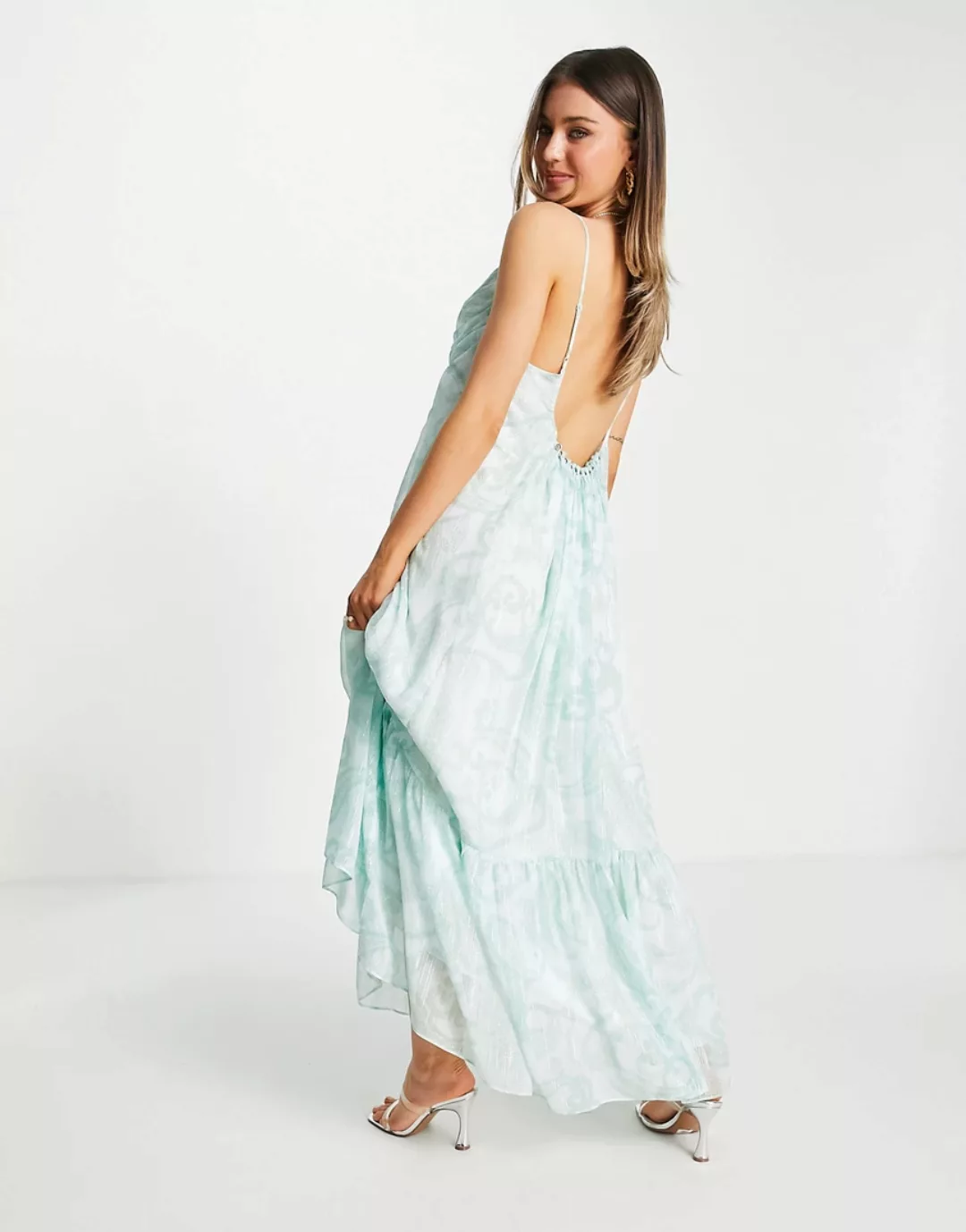 Forever New – Rückenfreies, gestuftes Sommerkleid in Grün mit Paisley-Muste günstig online kaufen