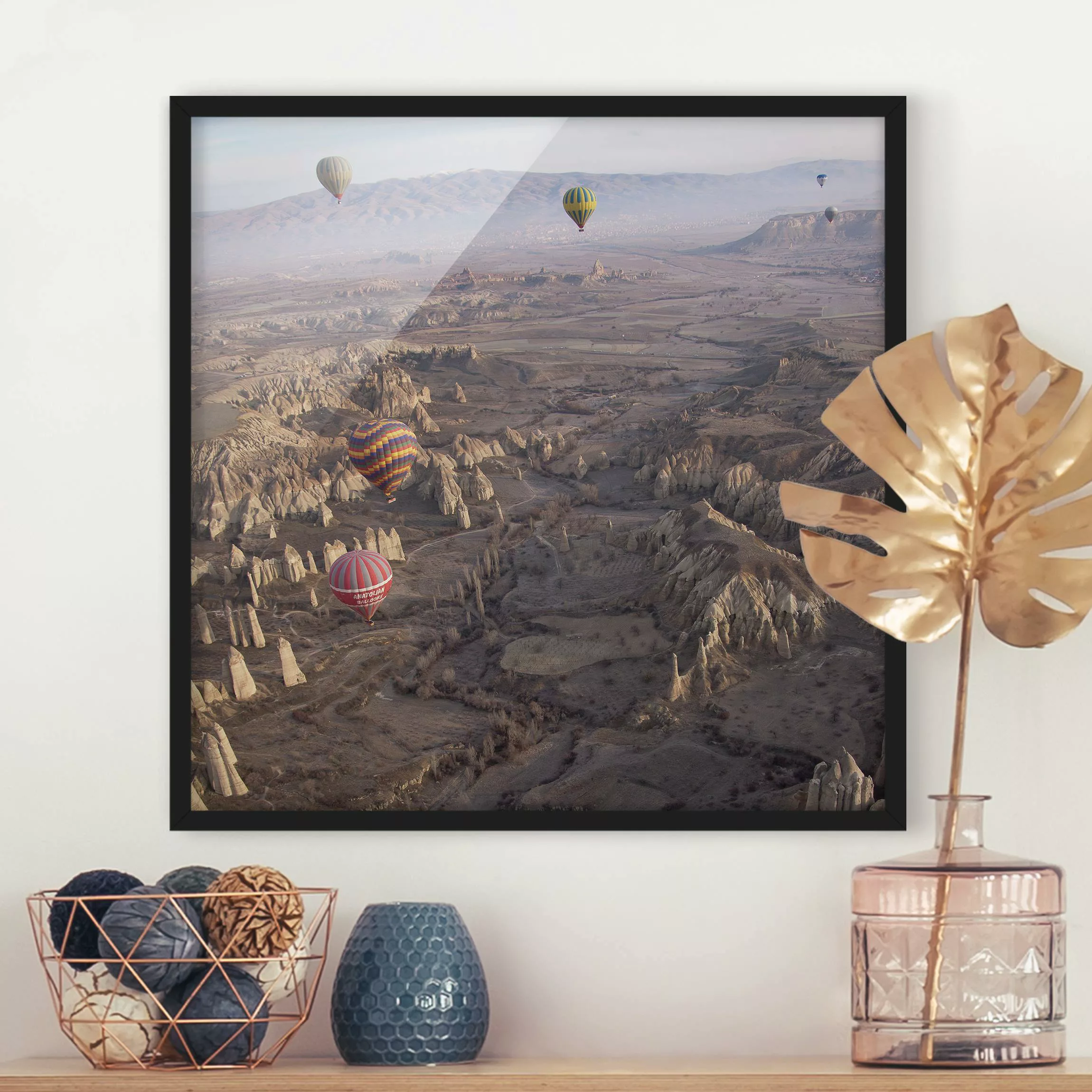 Bild mit Rahmen Natur & Landschaft - Quadrat Heißluftballons über Anatolien günstig online kaufen