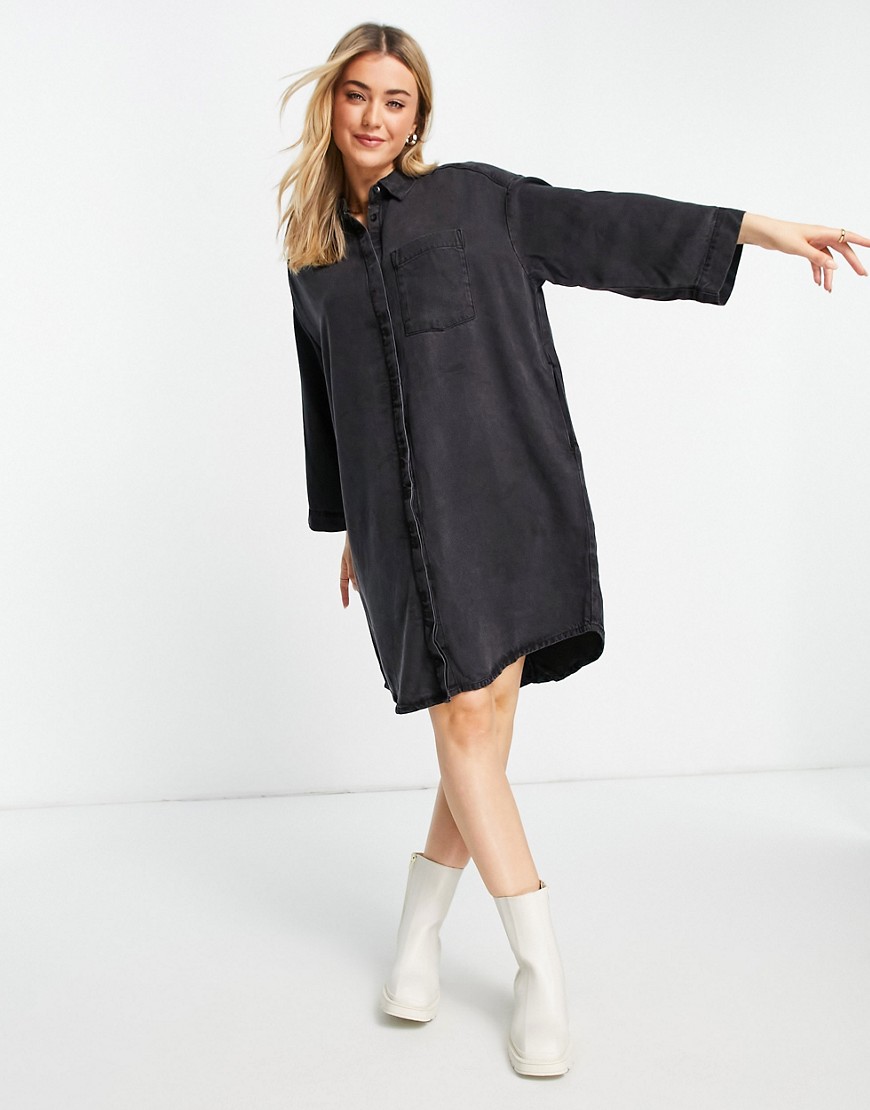 Monki – Denim-Hemdkleid aus Bio-Baumwolle in Schwarz günstig online kaufen