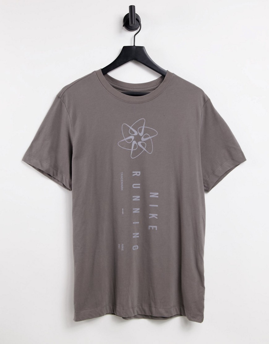 Nike Running – Run Division Dri-FIT – T-Shirt in Taupe mit Grafik-Grau günstig online kaufen