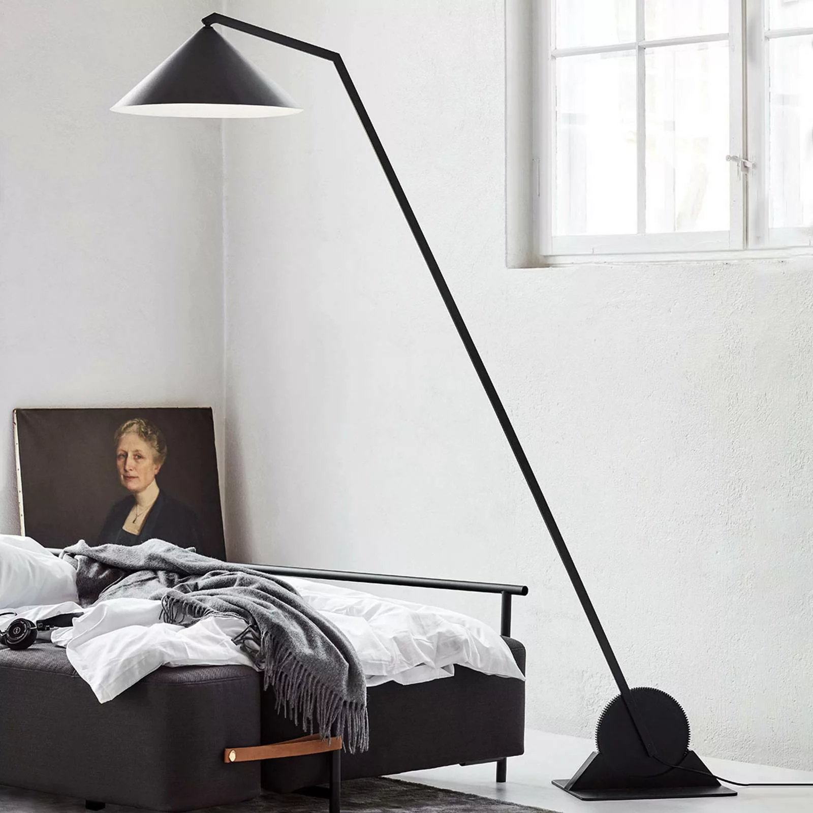 Northern Gear Floor - mattschwarze Stehlampe günstig online kaufen