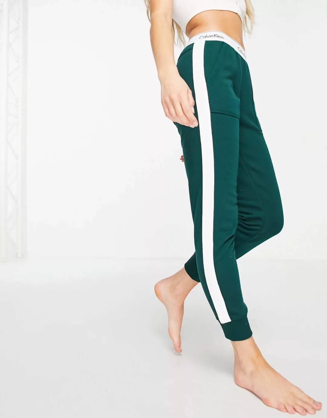 Calvin Klein – Freizeit-Jogginghose in Grün günstig online kaufen