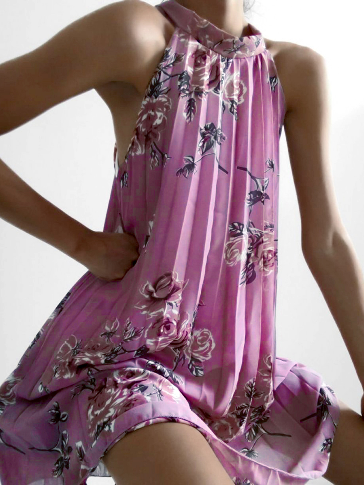 Plissierter, zufälliger Blumendruck Neckholder Ärmellos Kleid günstig online kaufen