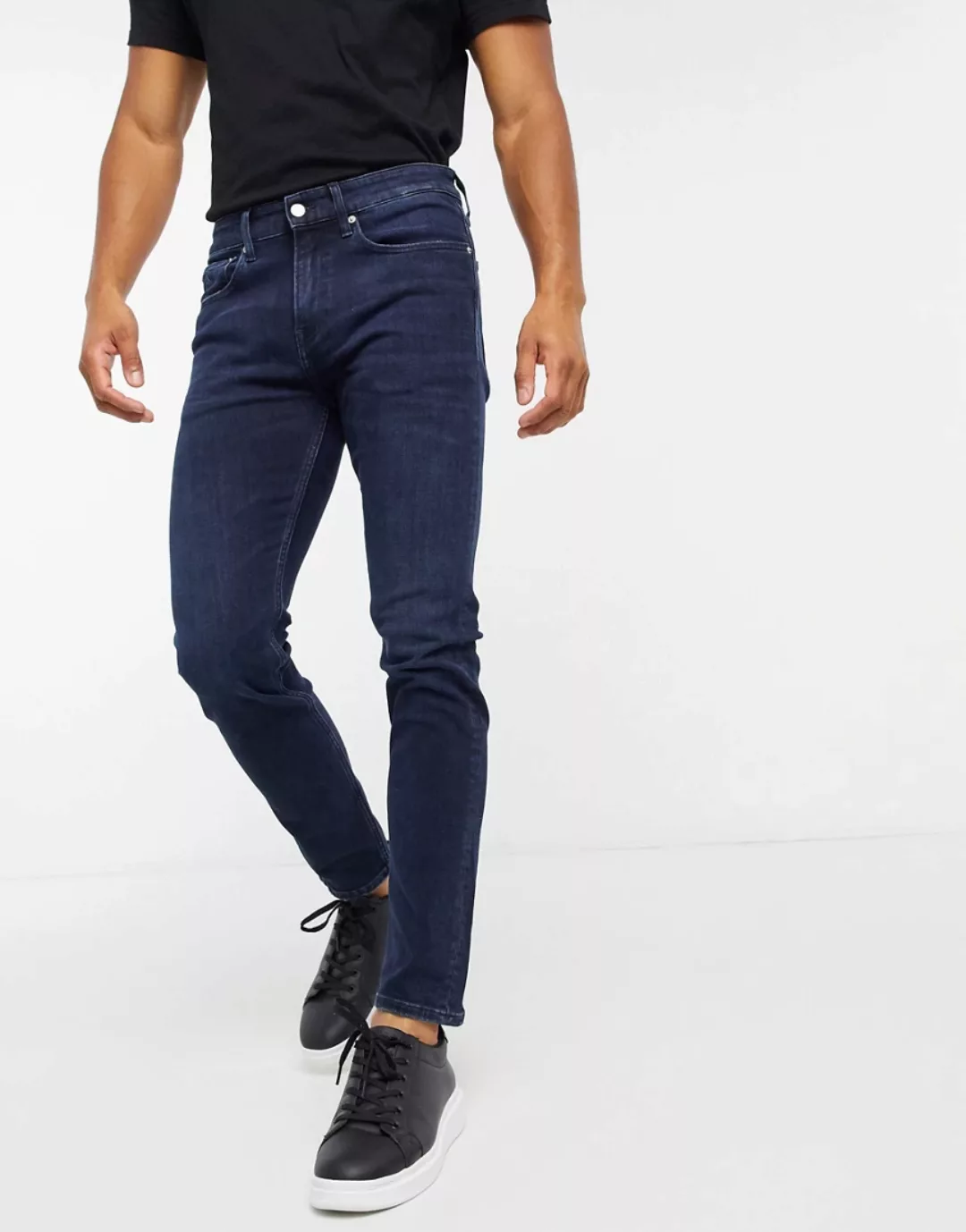 Calvin Klein Jeans – Enge Jeans in dunkler Waschung-Blau günstig online kaufen