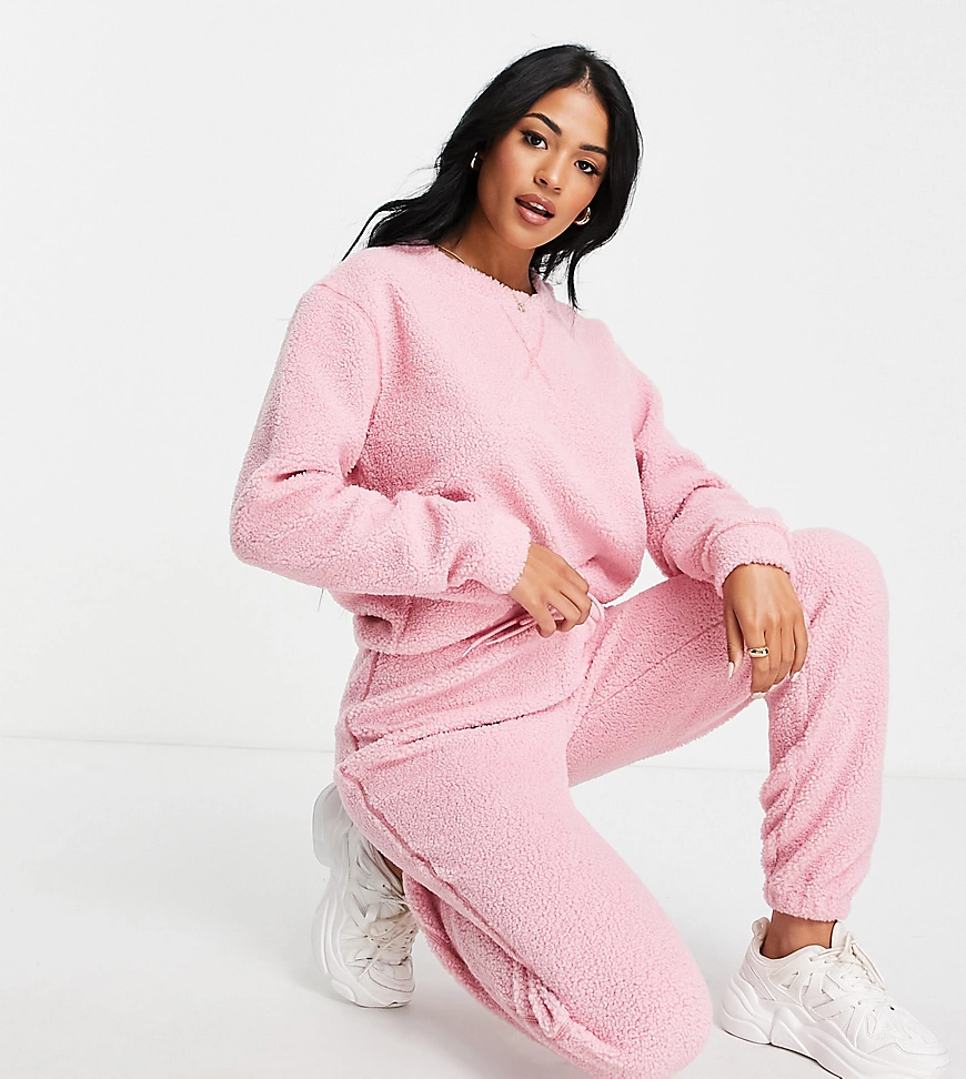 ASOS DESIGN Tall – Lounge-Set aus Kunstfell in Rosa mit Sweatshirt und Jogg günstig online kaufen