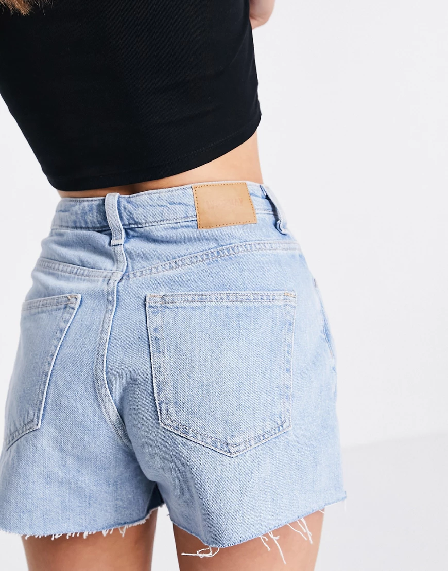 Weekday – Rowe – Jeansshorts aus Bio-Baumwollmix in Blau günstig online kaufen