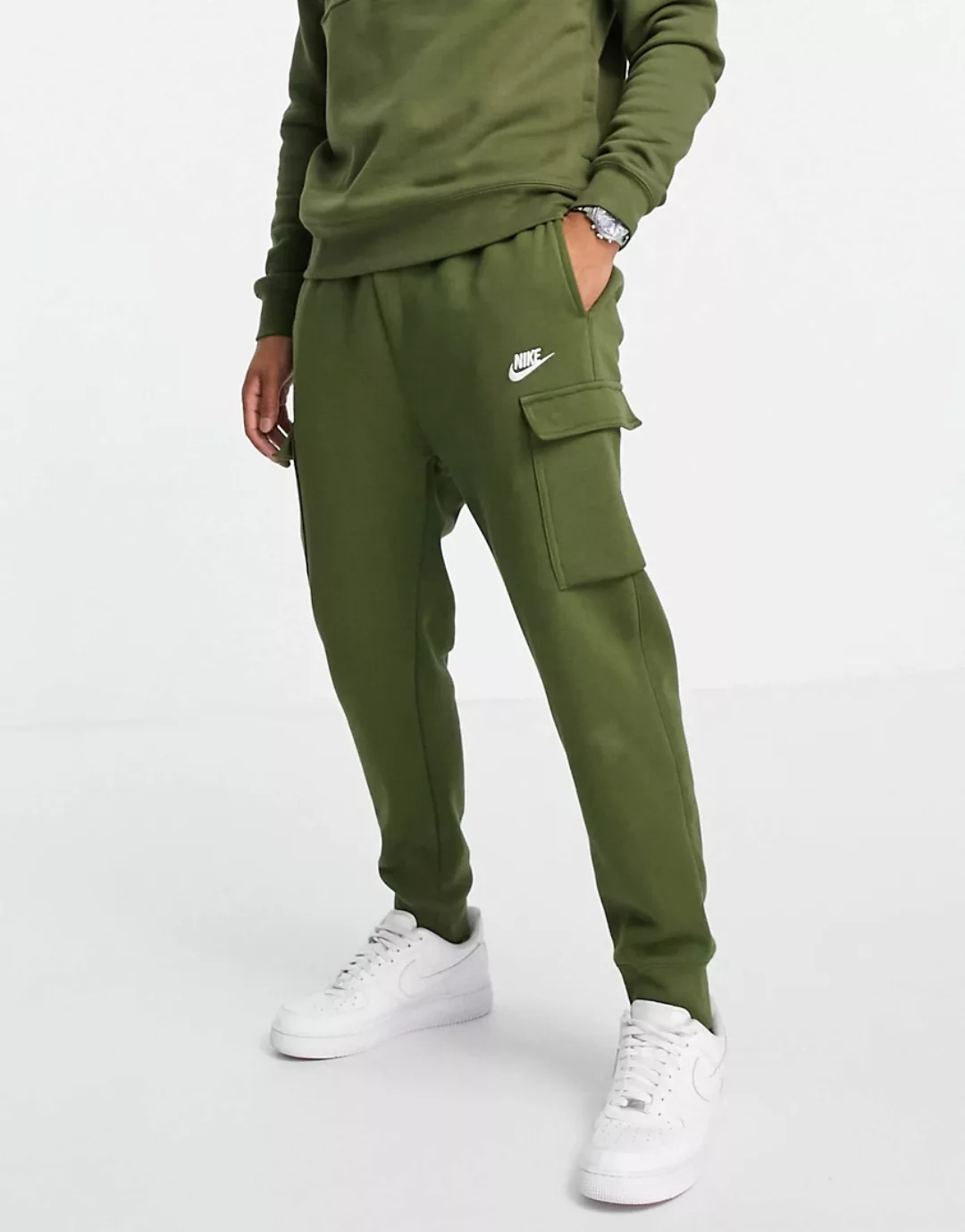 Nike – Club – Cargo-Jogginghose aus Fleece in Khaki-Grün günstig online kaufen
