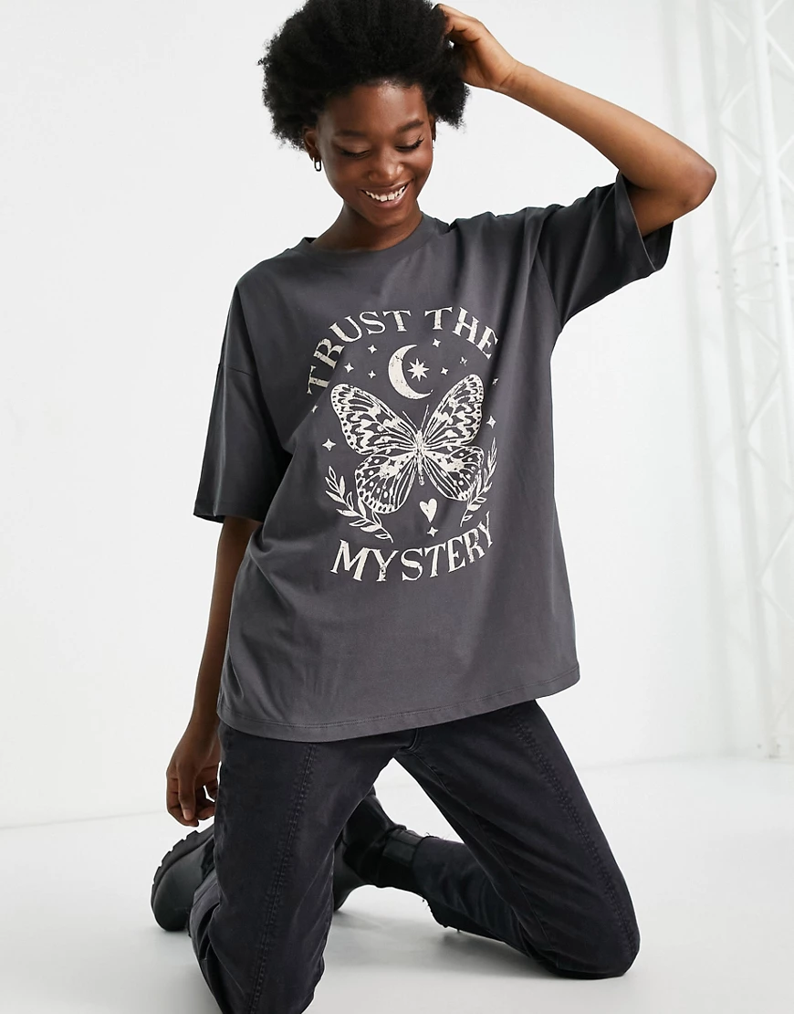 ASOS DESIGN – Oversize-T-Shirt in Anthrazit mit Schmetterlings-Sonnenwende- günstig online kaufen