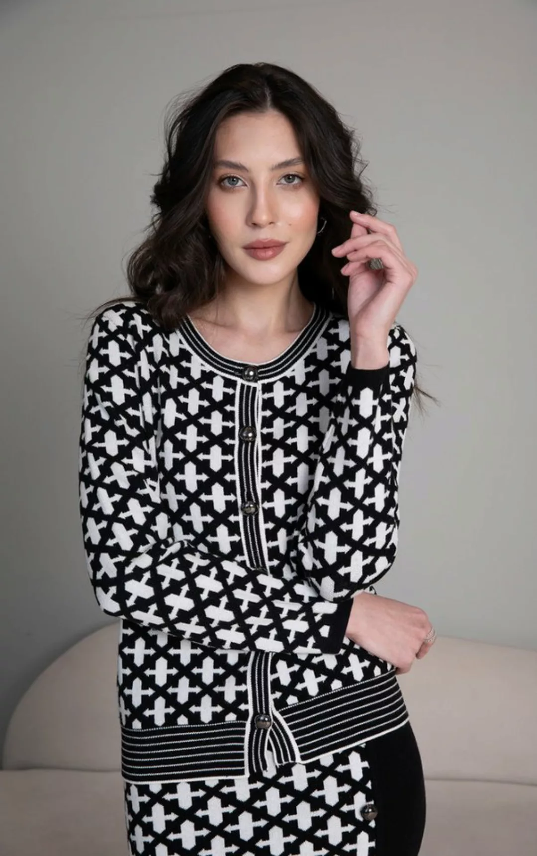 Passioni Strickjacke mit einem schwarz-weißen geometrischen, grafischen Mus günstig online kaufen