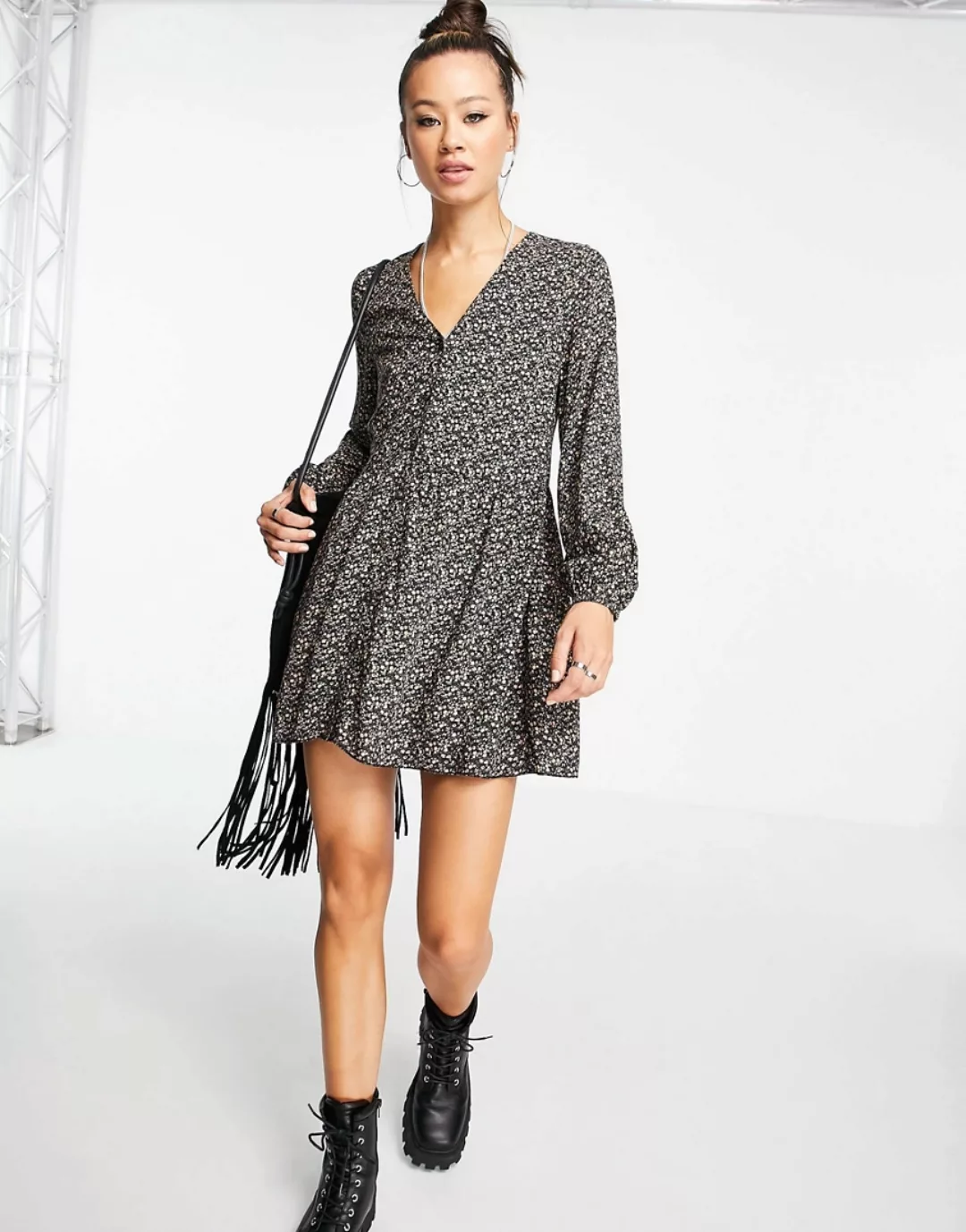 Topshop – Schwingendes Kleid mit Knopfleiste in Schwarz mit Blümchenmuster- günstig online kaufen