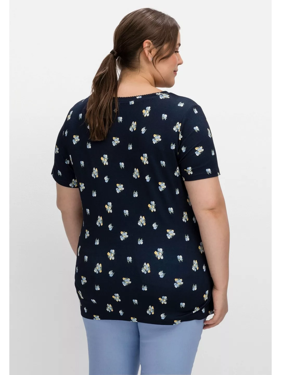 Sheego T-Shirt "Große Größen", mit Allover-Blümchendruck und V-Ausschnitt günstig online kaufen