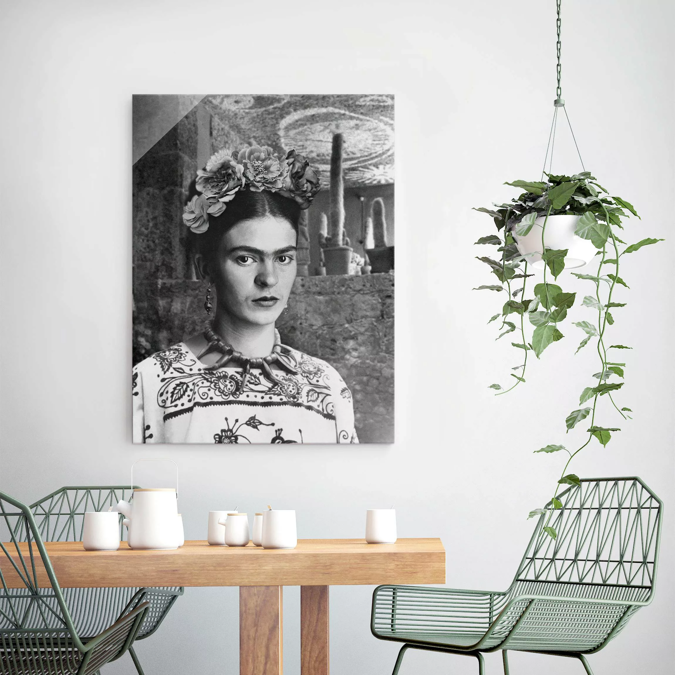 Glasbild Frida Kahlo Foto Portrait vor Kakteen günstig online kaufen