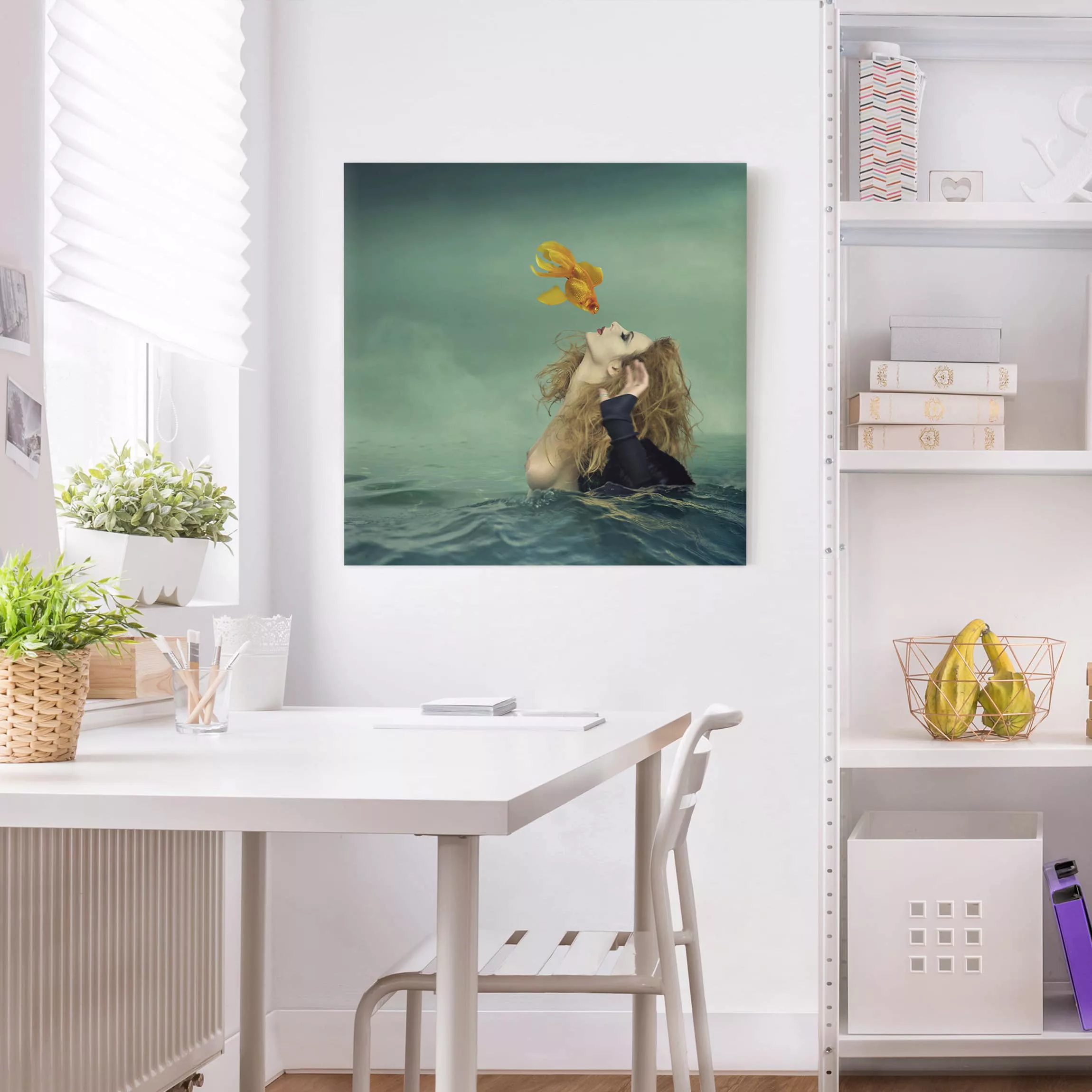 Leinwandbild Akt & Erotik - Quadrat Kuss eines Goldfisches günstig online kaufen
