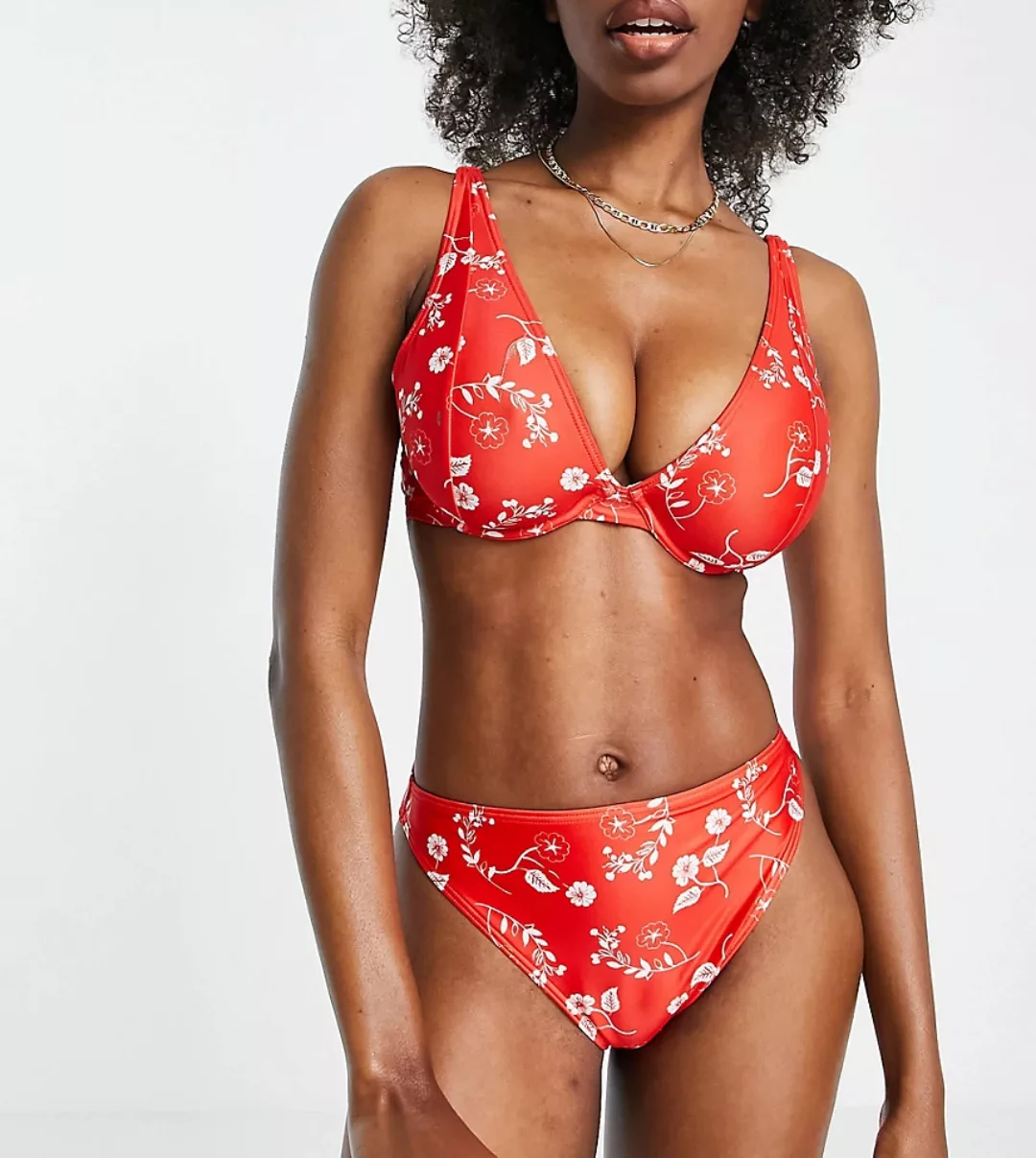 Peek & Beau – Größere Brust – Exklusive Bikinihose in Rot mit hohem Beinaus günstig online kaufen