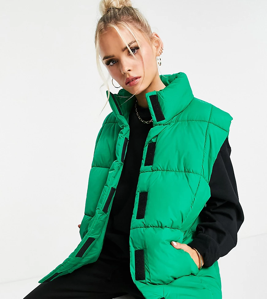 ASOS DESIGN Petite – Kurze Steppweste in Grün günstig online kaufen