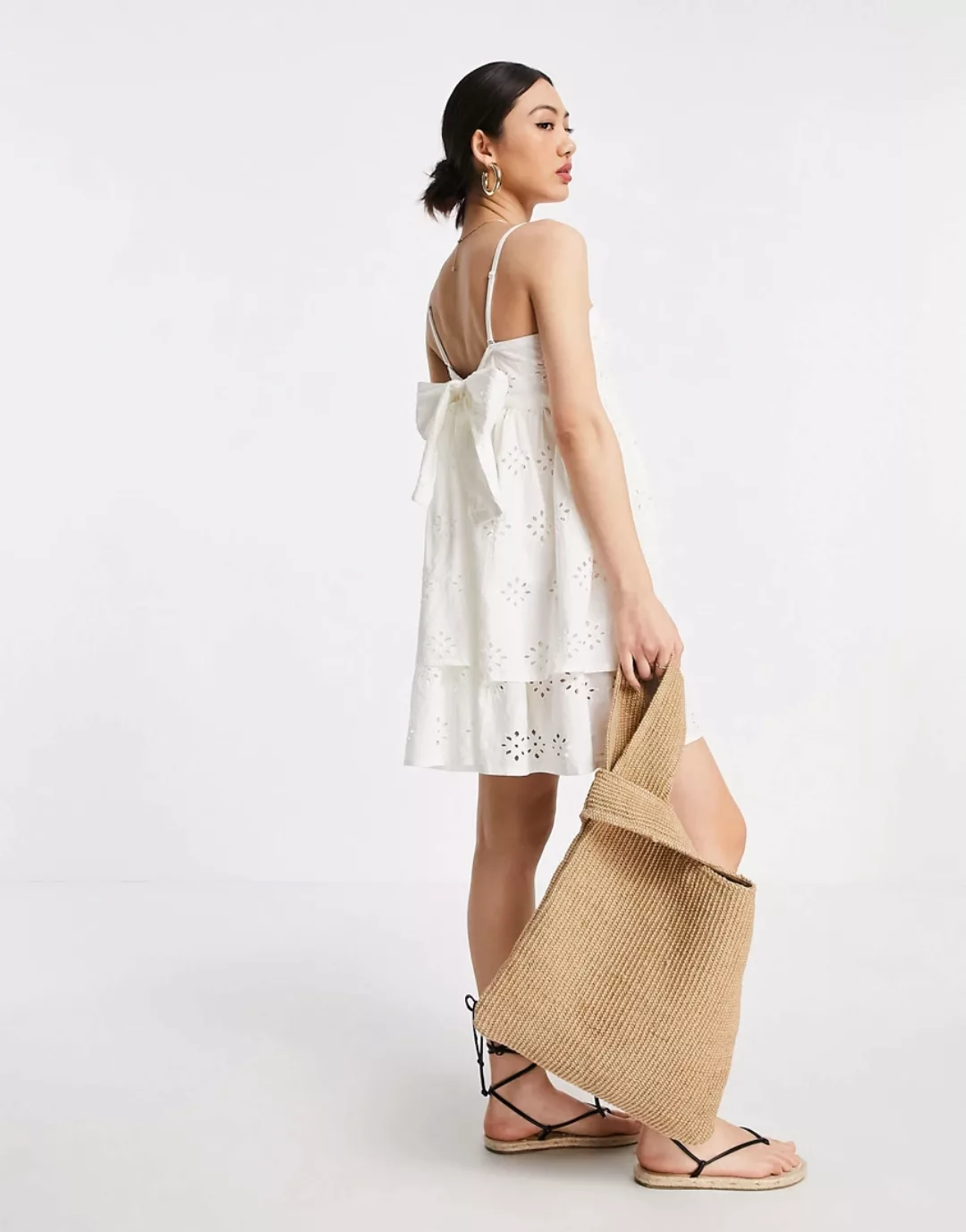 ASOS DESIGN –Trägerloses, doppellagiges Mini-Sommerkleid in Weiß mit Rücken günstig online kaufen