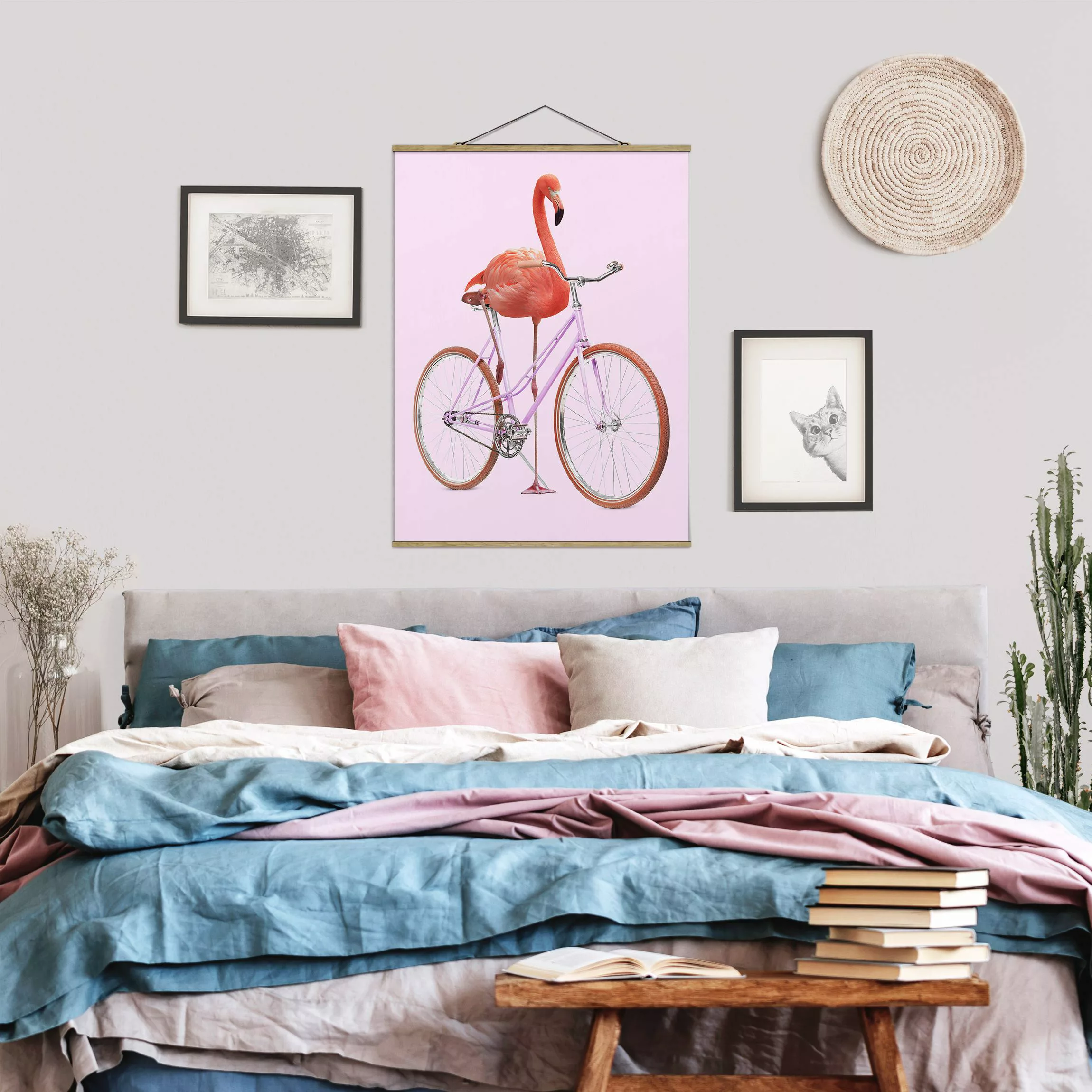 Stoffbild Tiere mit Posterleisten - Hochformat Flamingo mit Fahrrad günstig online kaufen