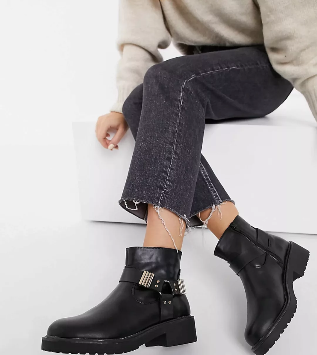 London Rebel – Schwarze Ankle-Boots mit Metallakzenten in weiter Passform günstig online kaufen