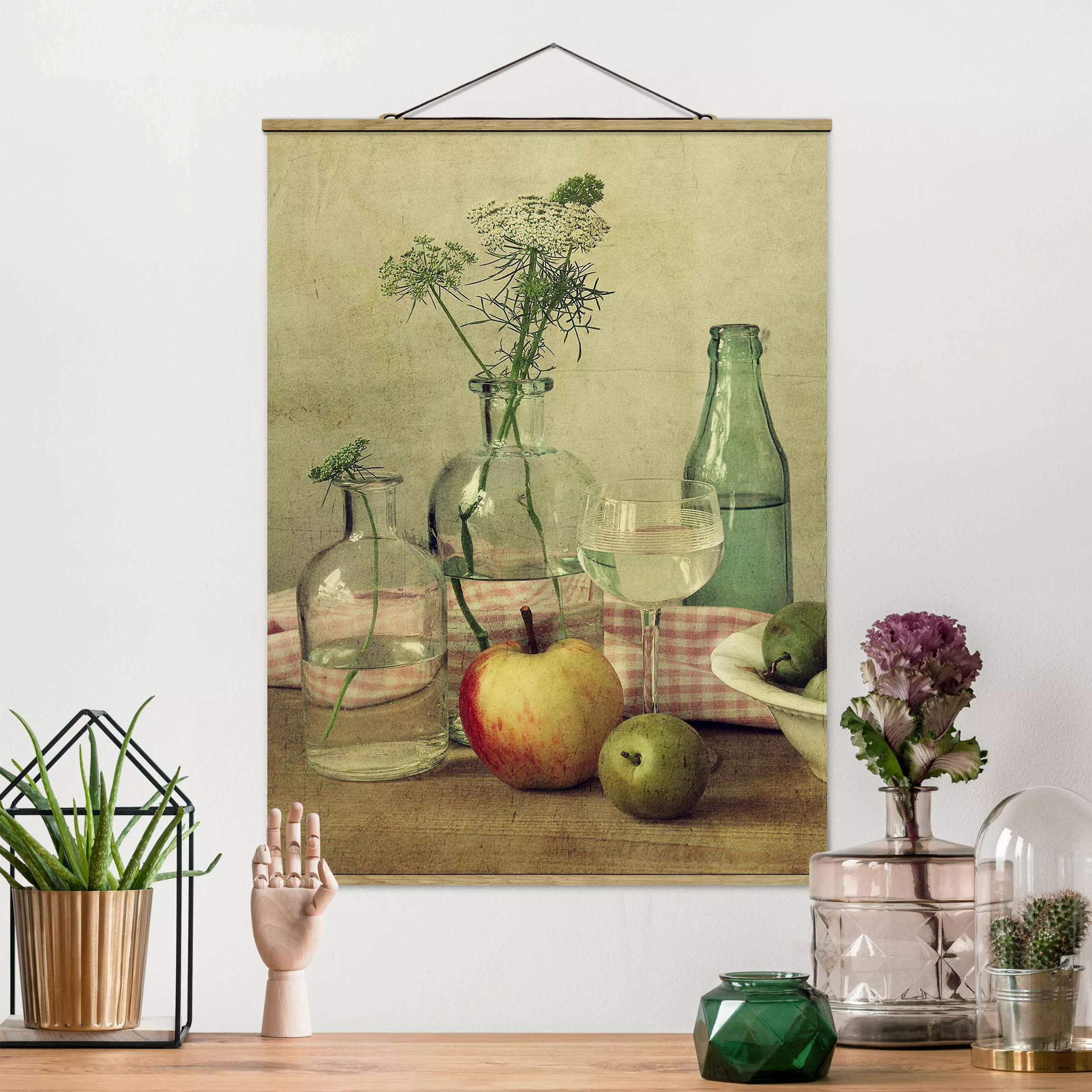 Stoffbild Blumen mit Posterleisten - Hochformat Stillleben mit Flaschen günstig online kaufen