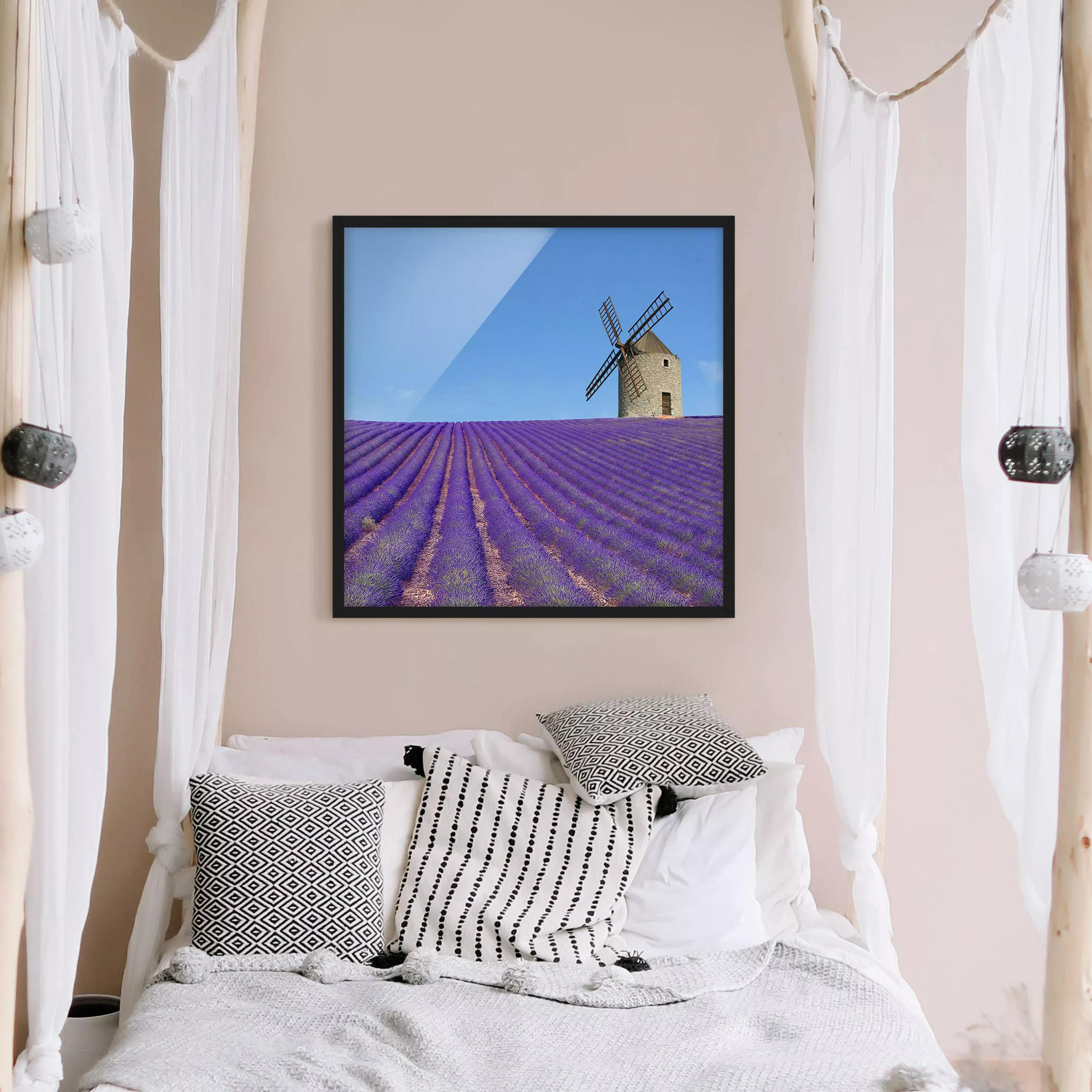 Bild mit Rahmen Architektur & Skyline - Quadrat Lavendelduft in der Provenc günstig online kaufen