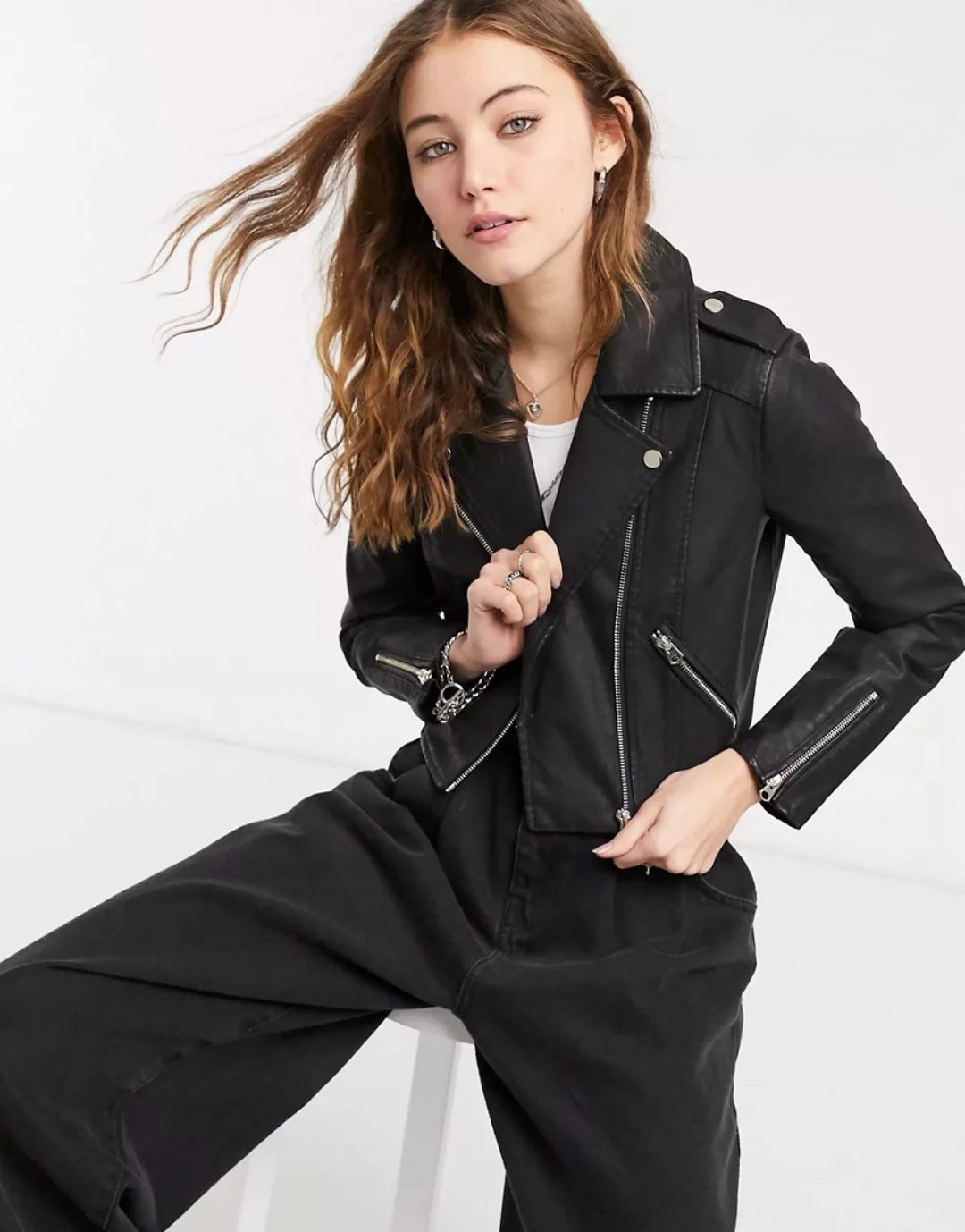 Miss Selfridge – Schwarze, kurz geschnittene Jacke im Biker-Stil aus Kunstl günstig online kaufen
