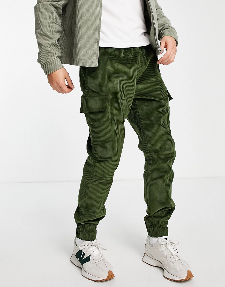 ASOS DESIGN – Schmal zulaufende Cargo-Hose aus Cord in Khaki-Grün günstig online kaufen