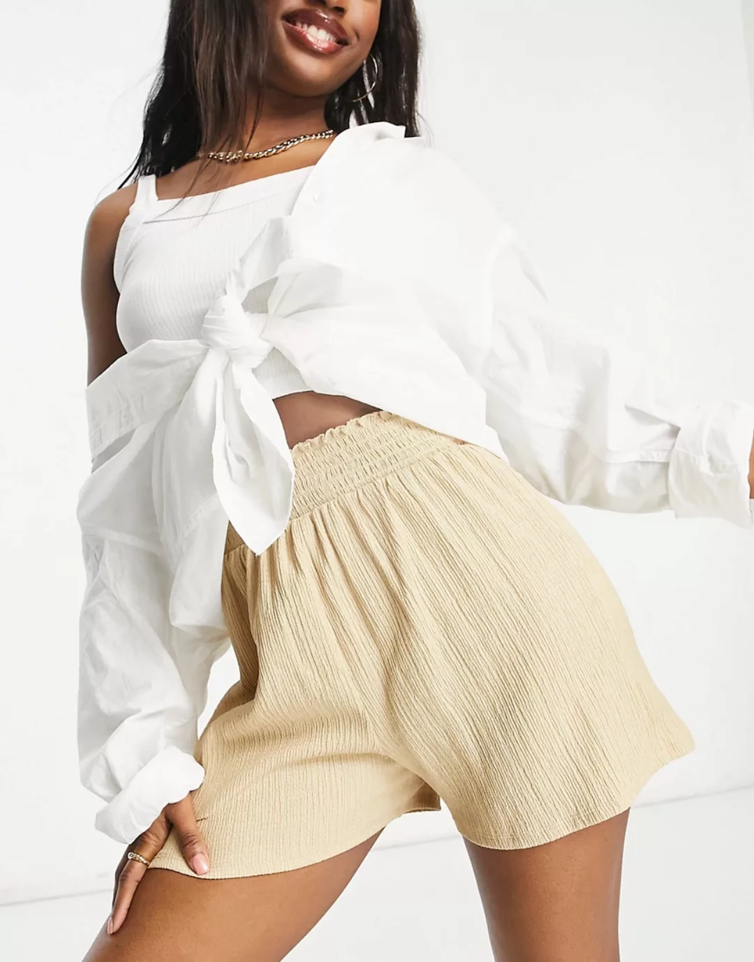 ASOS DESIGN – Strukturierte Shorts mit geraffter Taille in Neutral günstig online kaufen