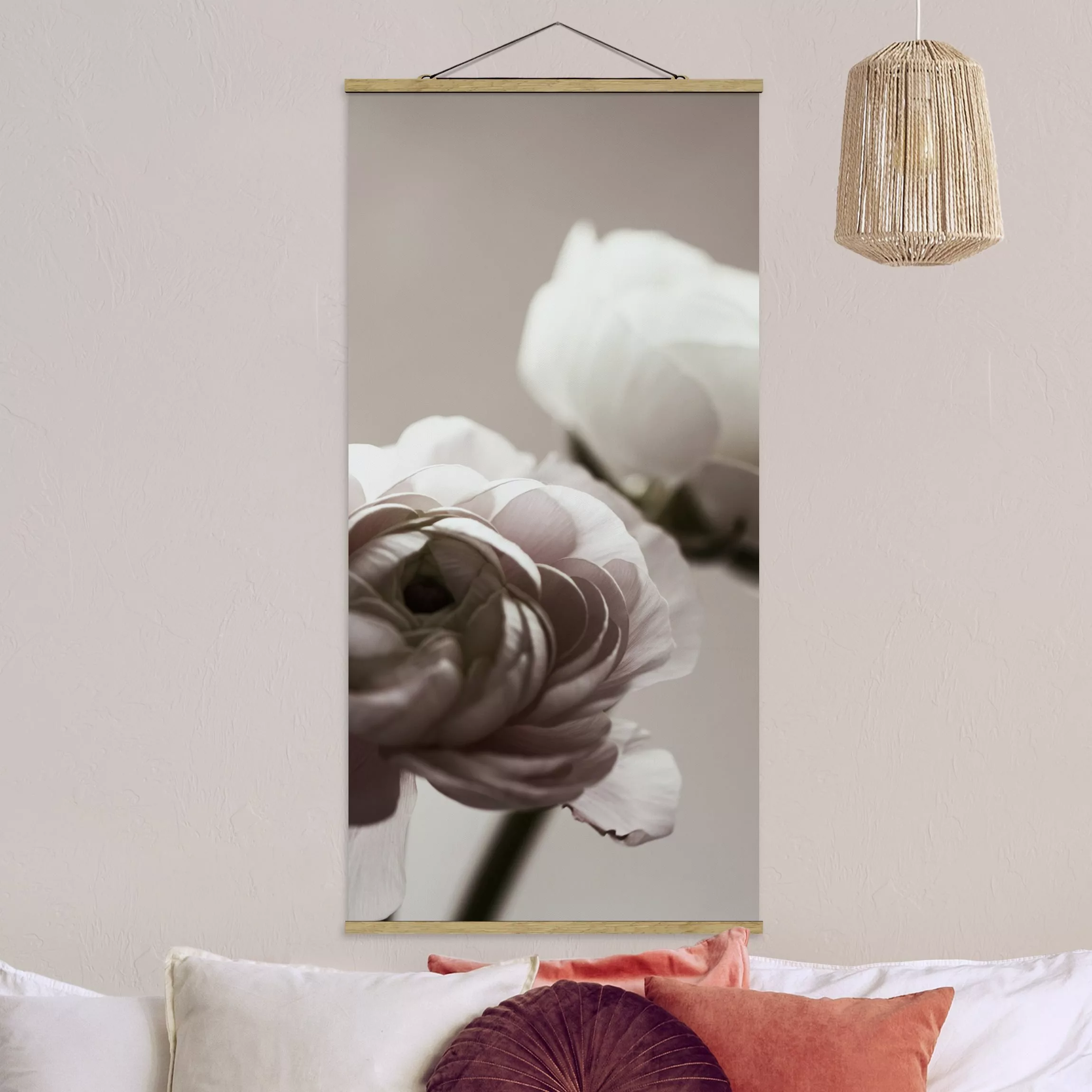 Stoffbild mit Posterleisten Dunkle Blüte im Fokus günstig online kaufen