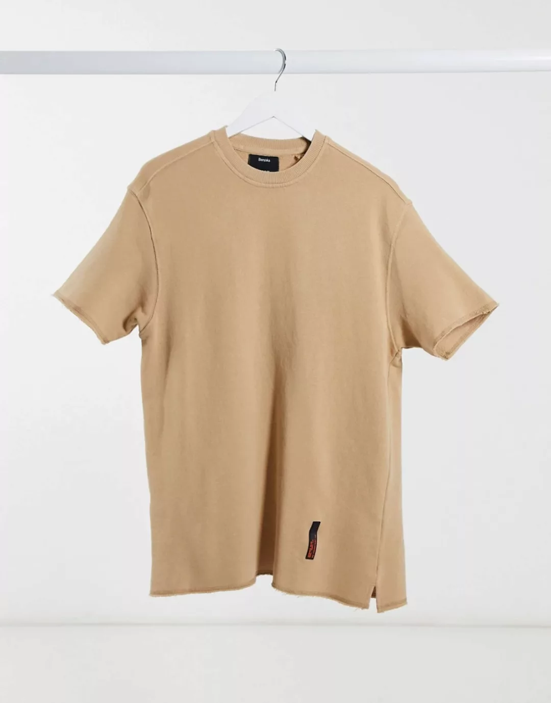 Bershka – Verwaschenes T-Shirt mit unbearbeitetem Rand in Stein-Neutral günstig online kaufen
